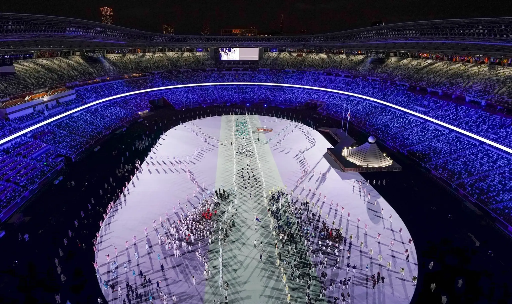 Športovci počas otváracieho ceremoniálu XXXII. letných olympijských hier na Olympijskom štadióne 23. júla 2021 v Tokiu.