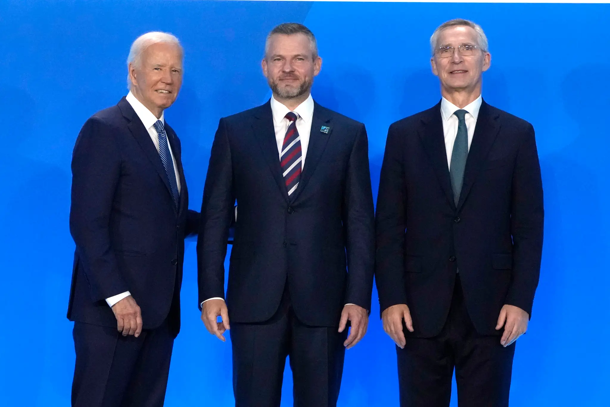 Americký prezident Joe Biden (vľavo), slovenský prezident Peter Pellegrini (uprostred) a generálny tajomník NATO Jens Stoltenberg na summite NATO.