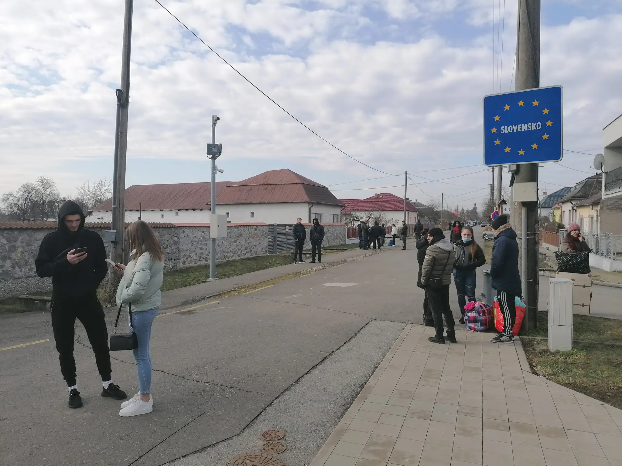 Ľudia čakajú na príbuzných a známych z Ukrajiny na slovenskej strane na priechode v Veľké Slemence.