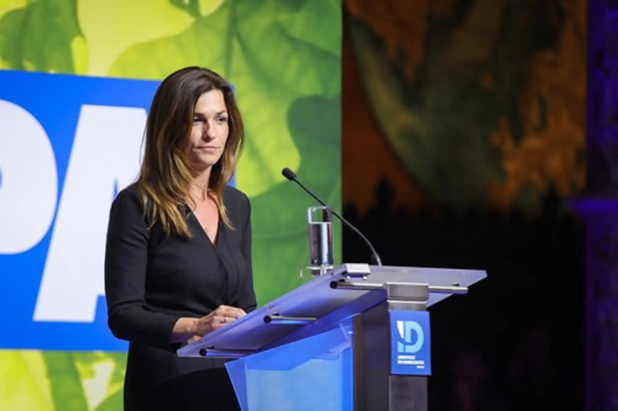 Judit Varga na fotografii z podujatia s názvom „Ons Europa“, ktoré zorganizovala organizácia Identiteit en Democratie (ID).