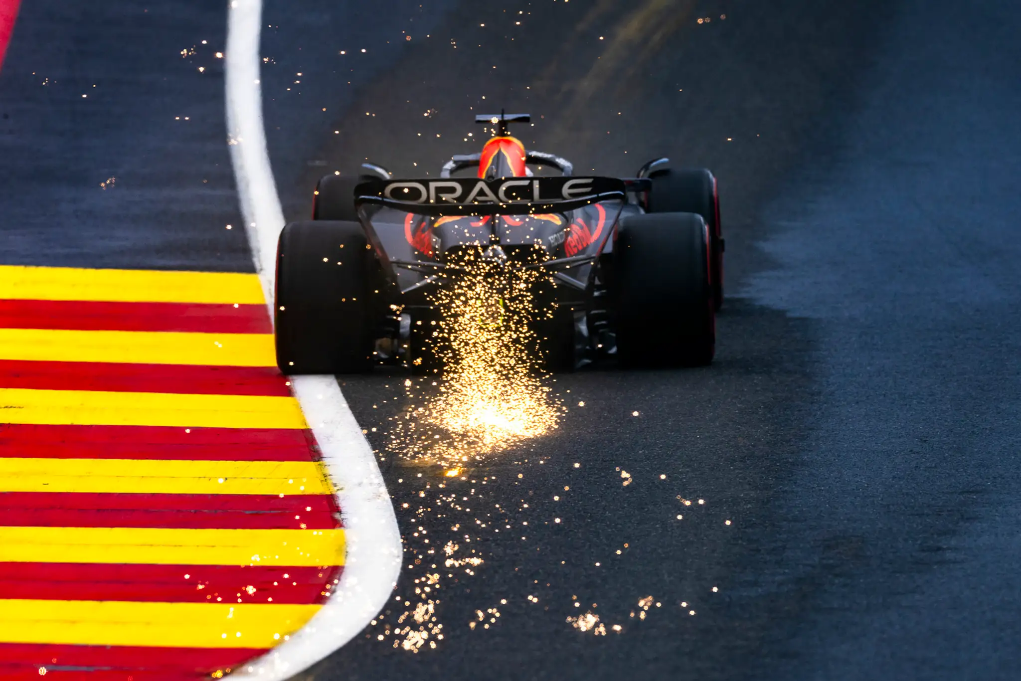 Iskrenie monopostu Maxa Verstappena.
