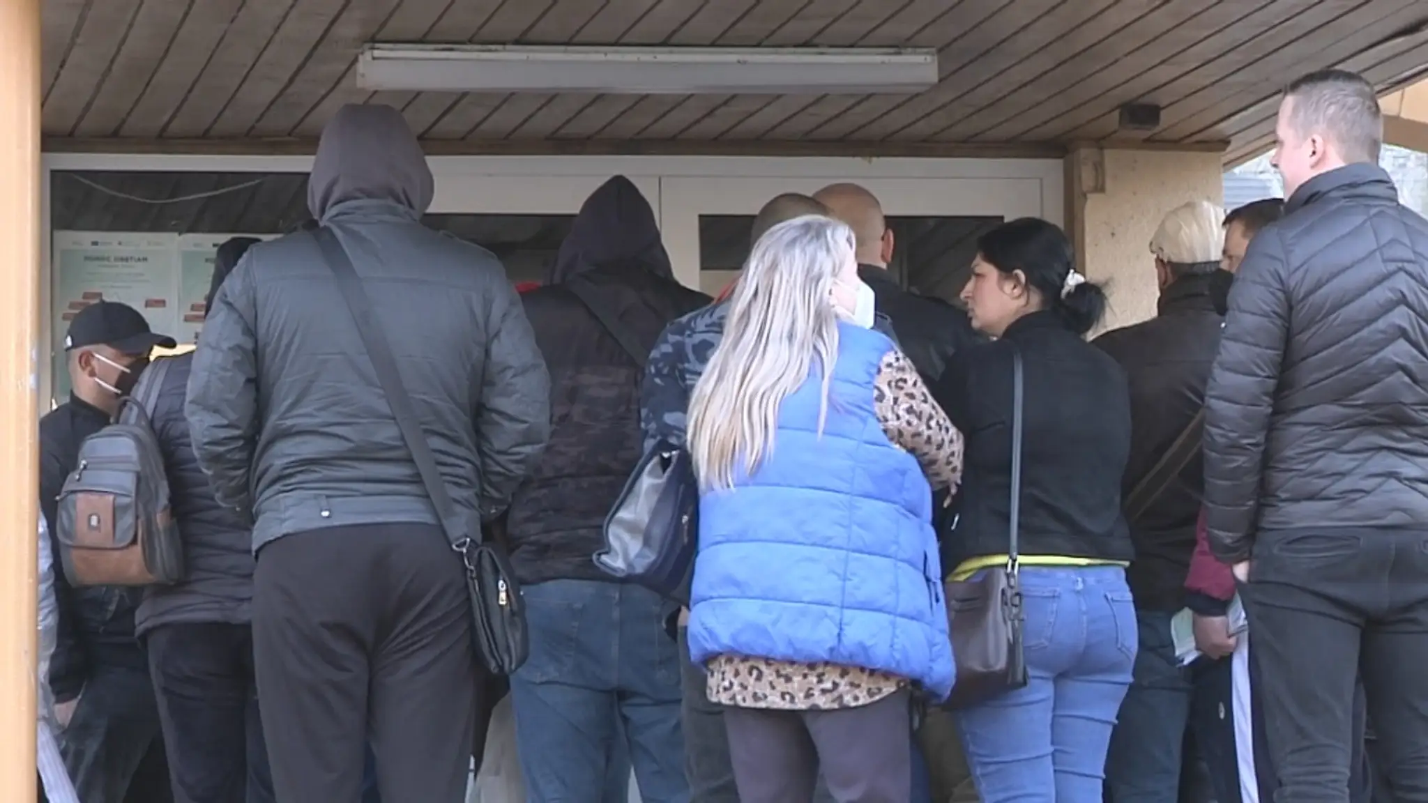 Ľudia pred klientským centrom v Michalovciach.