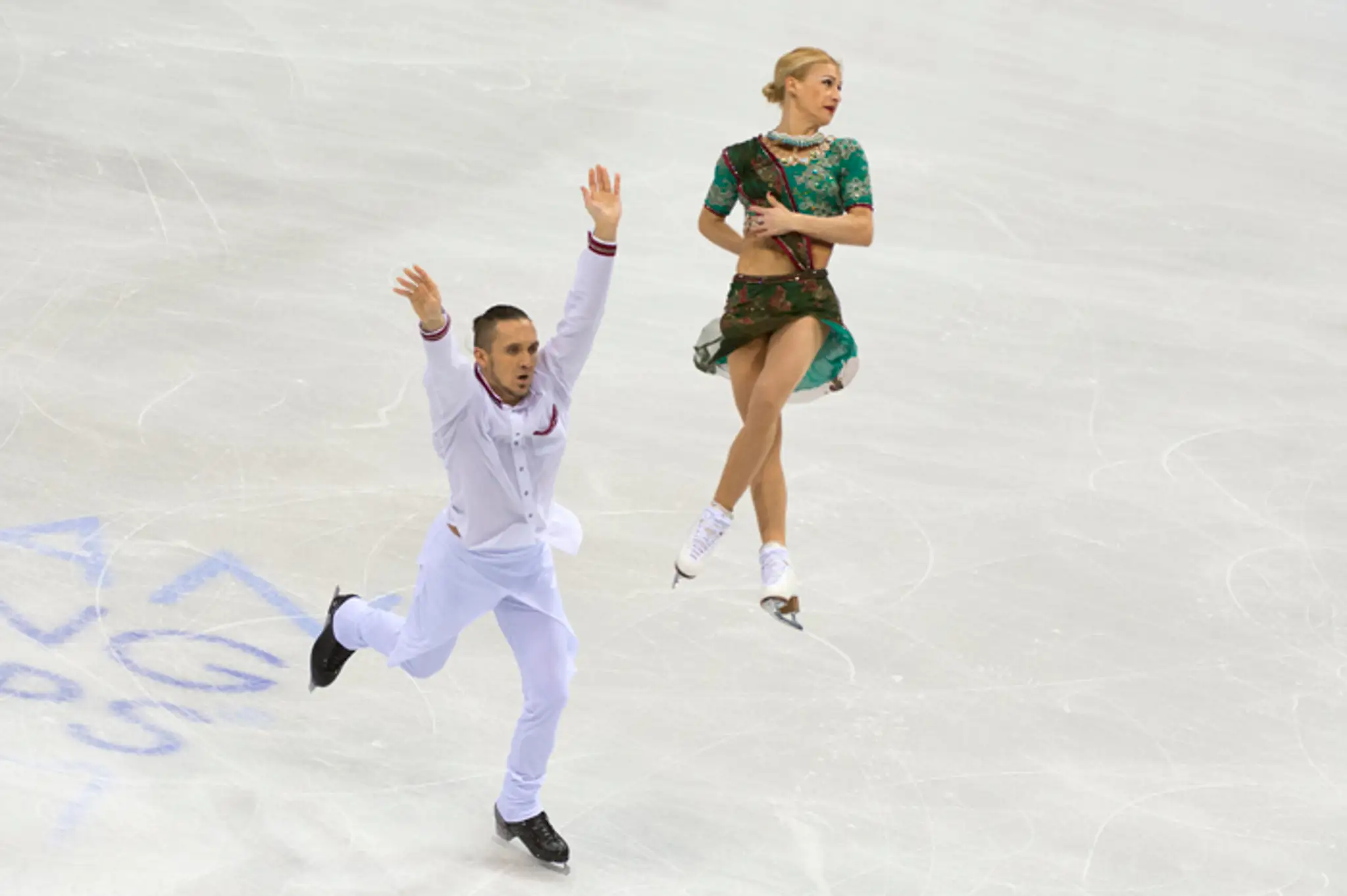 Ruská športová dvojica Maxim Traňkov a Tatiana Volosožarová počas krátkeho programu ME.