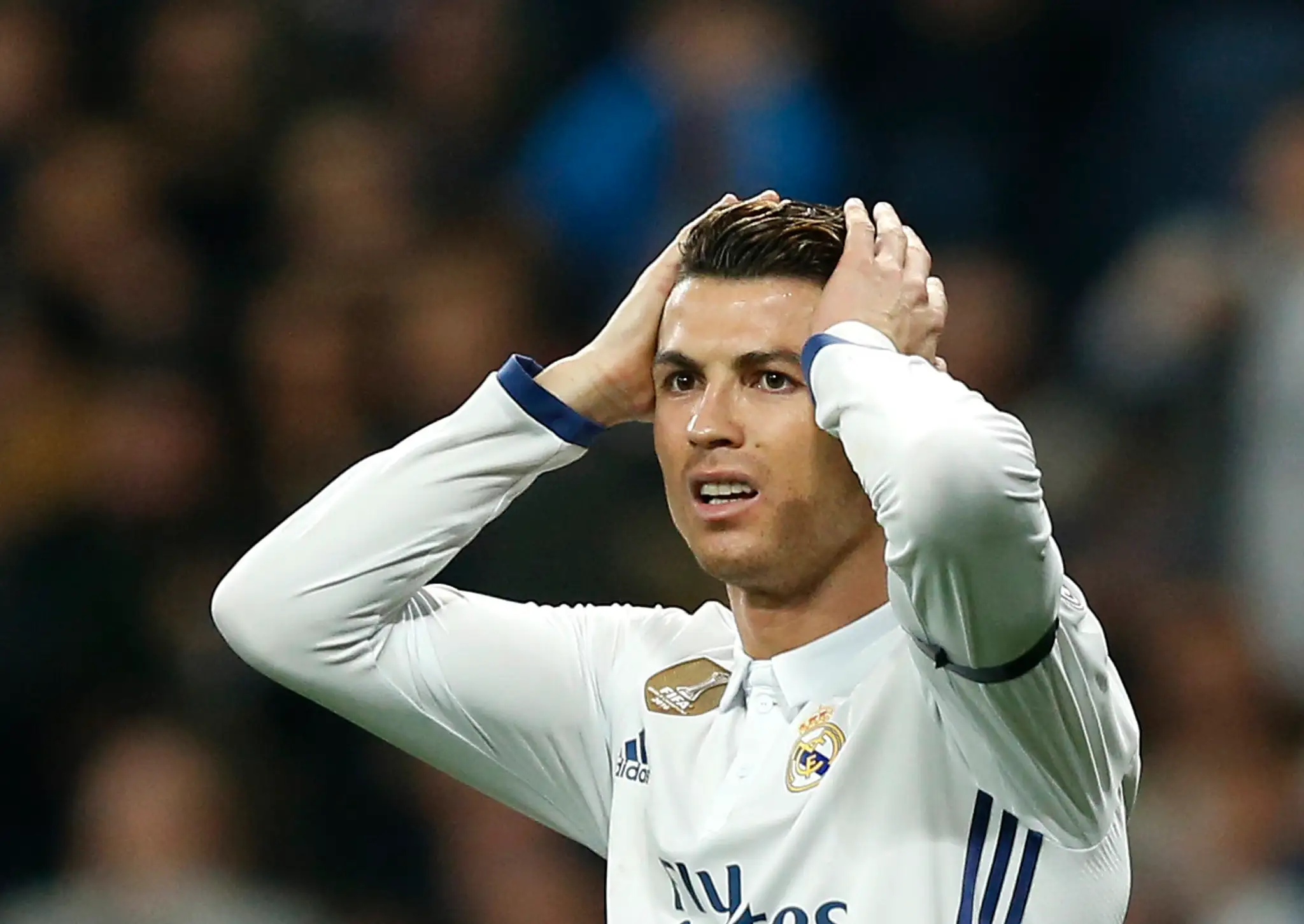Ikona Realu Cristiano Ronaldo sa chytá za hlavu v osemfinále LM proti Neapolu.