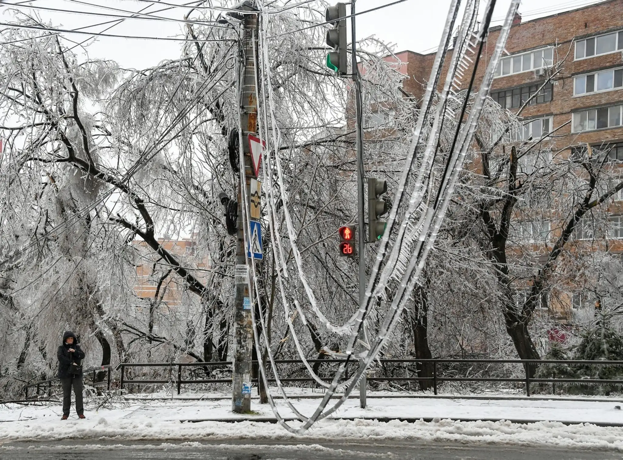 Zamrznuté auto po mrznúcom daždi vo Vladivostoku.