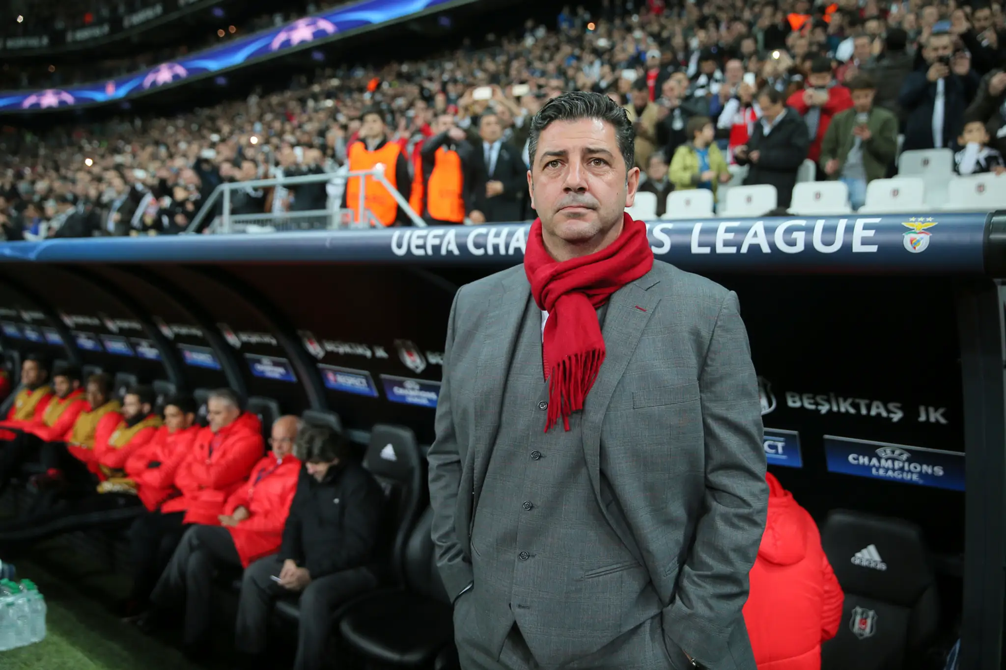 Zadumaný kouč Benficy Lisabon Rui Vitória pred duelom Ligy majstrov na ihrisku Besiktasu Istanbul.