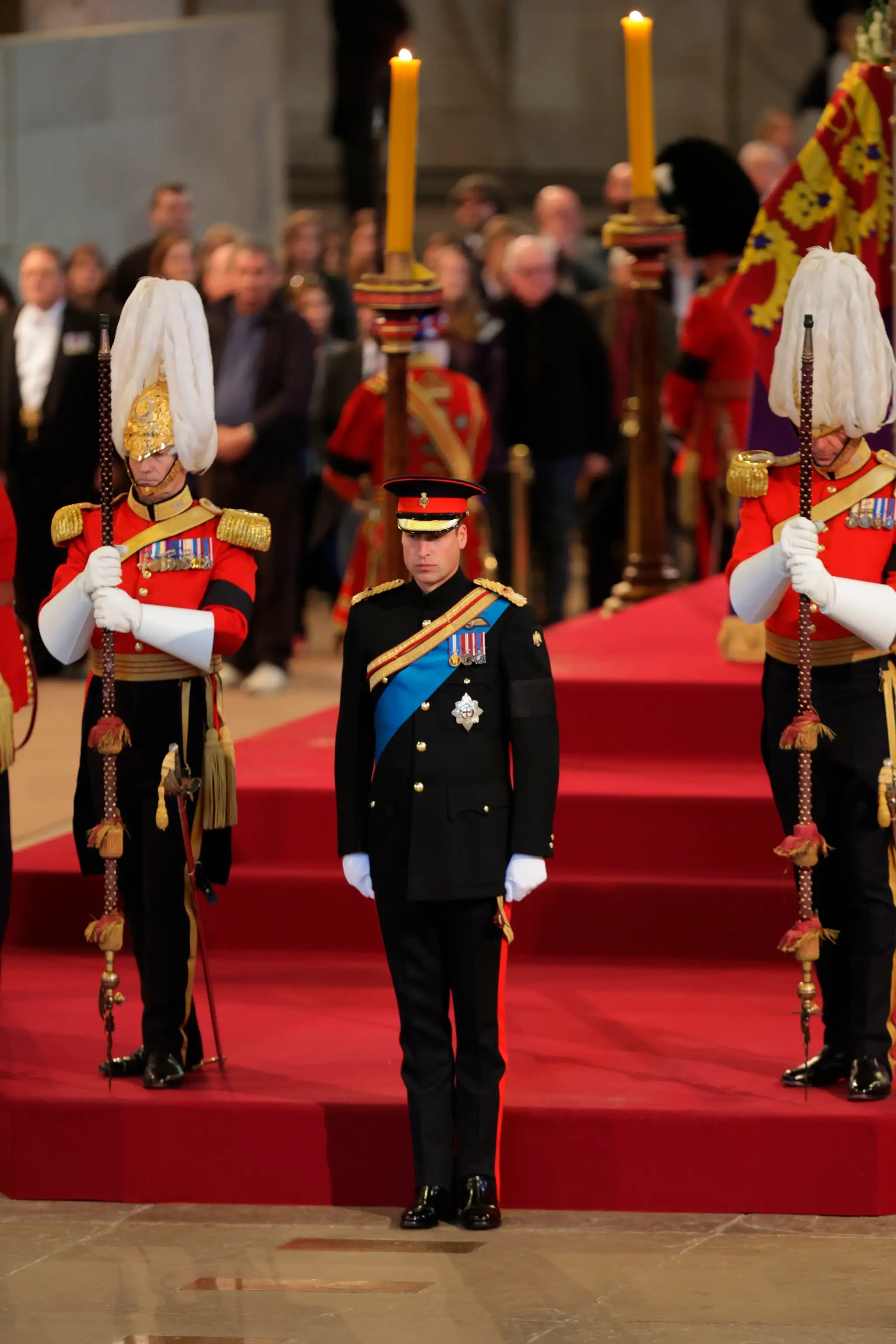 Princ William pri rakve starej mamy.