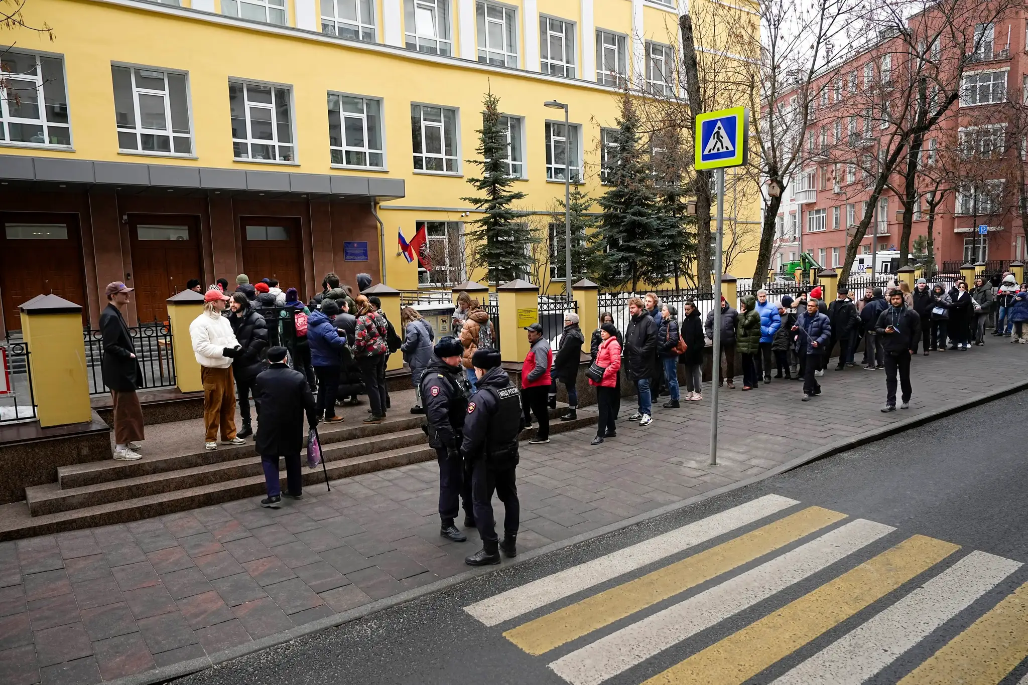 Rada pred volebnou miestnosťou v Moskve.