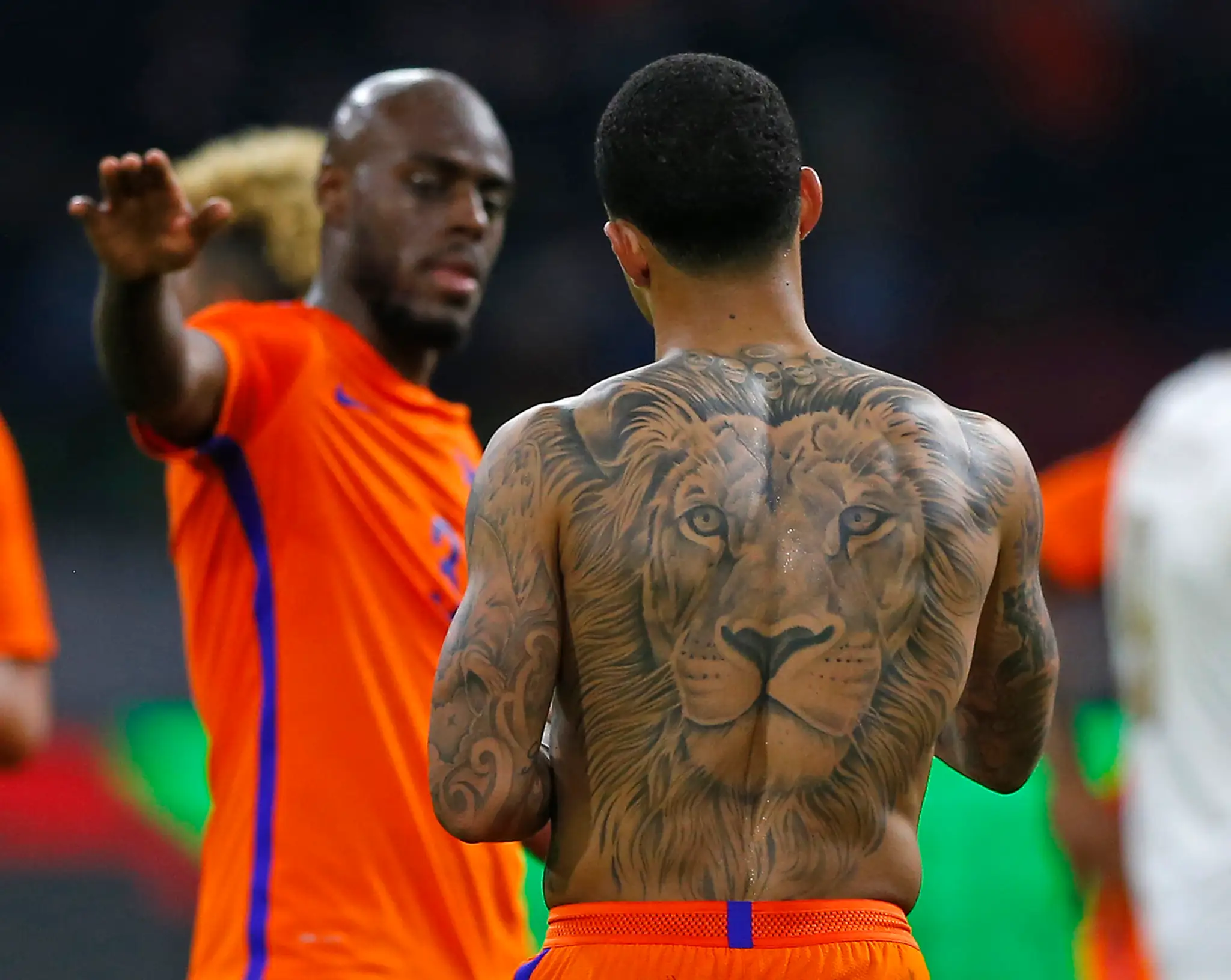 Holandský futbalista Memphis Depay s tetovaním leva na chrbte.