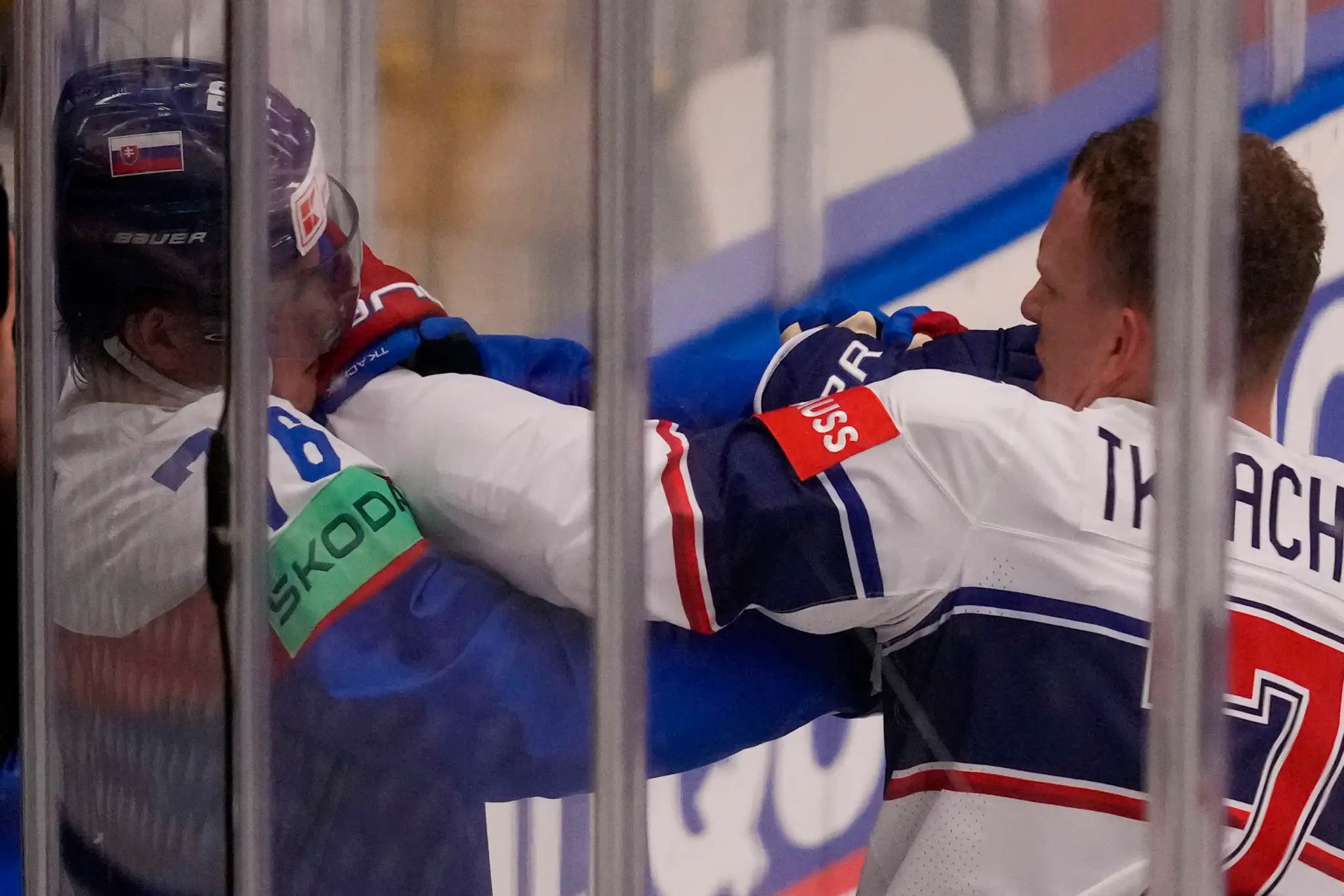 Sprava Američan Brady Tkachuk a Martin Pospíšil v šarvátke na MS 2024.