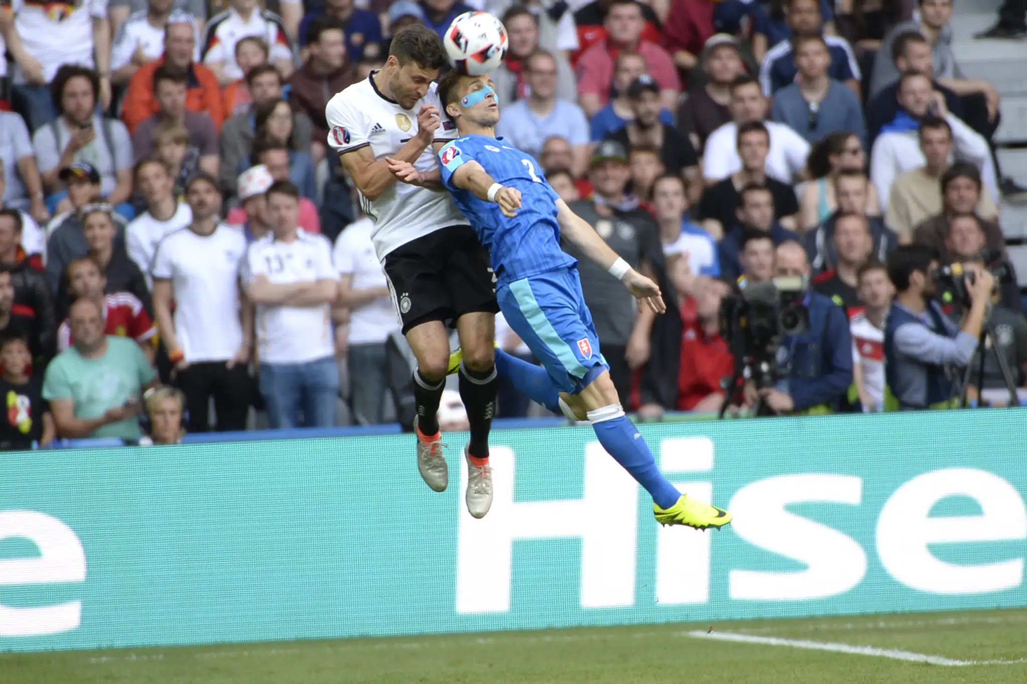 Na snímke vpravo Peter Pekarík (Slovensko) a Jonas Hector (Nemecko) v súboji o loptu v dueli na ME.