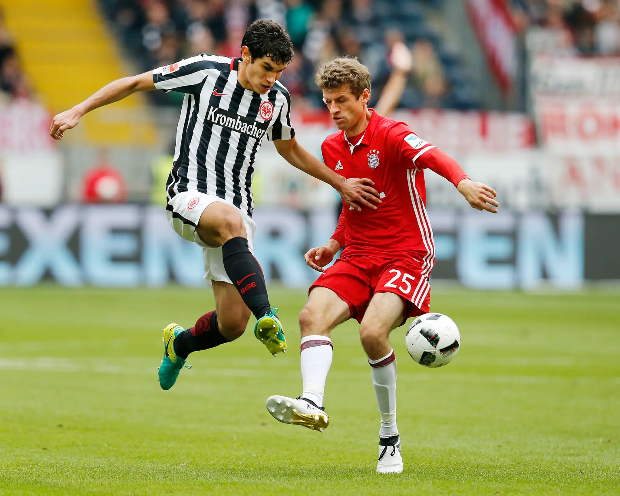 Hráč Bayernu Thomas Müller v súboji s Jesusom Vallejom z Frankfurtu.
