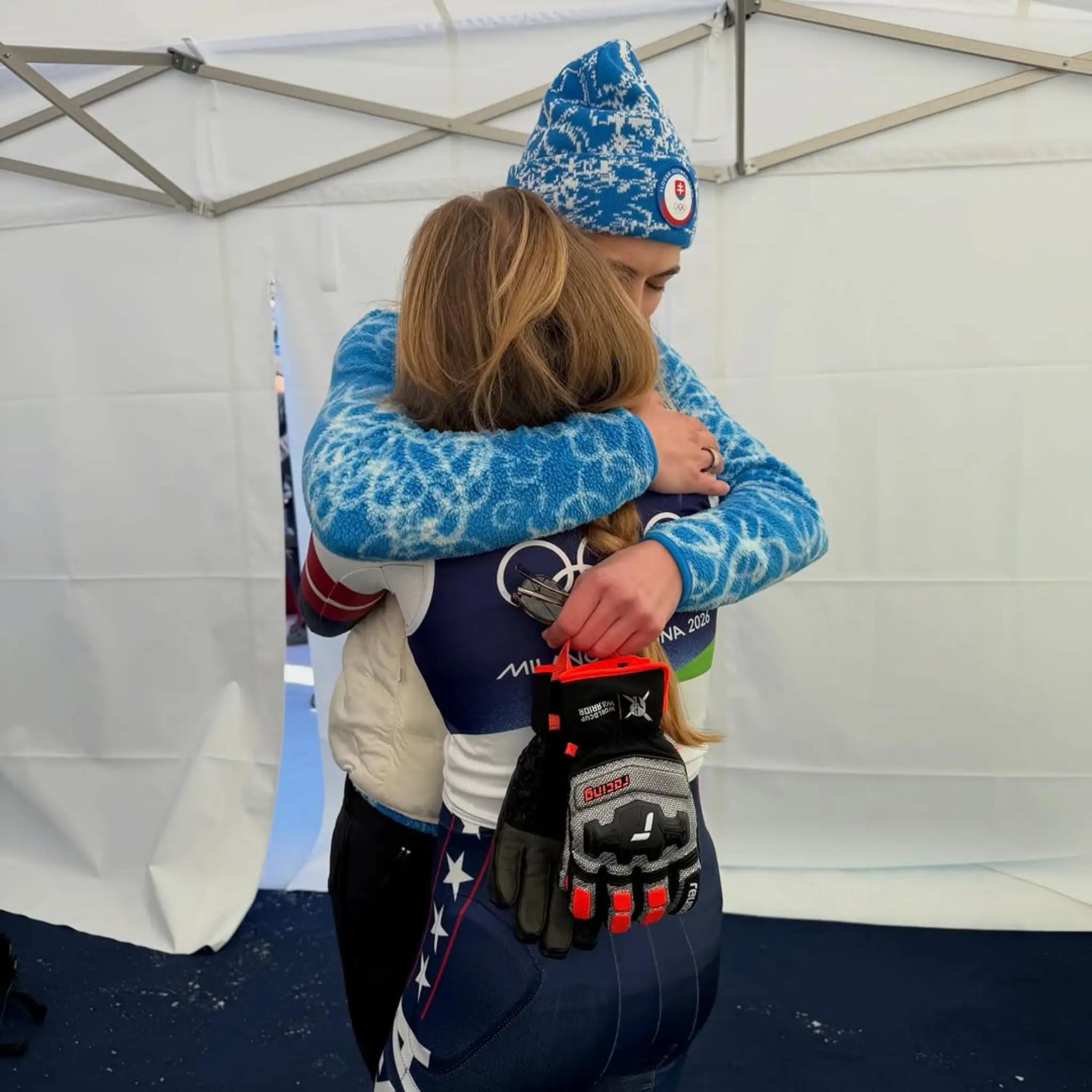 Spoločná oslava Mikaely Shiffrinovej a Petry Vlhovej po olympijskom slalome.
