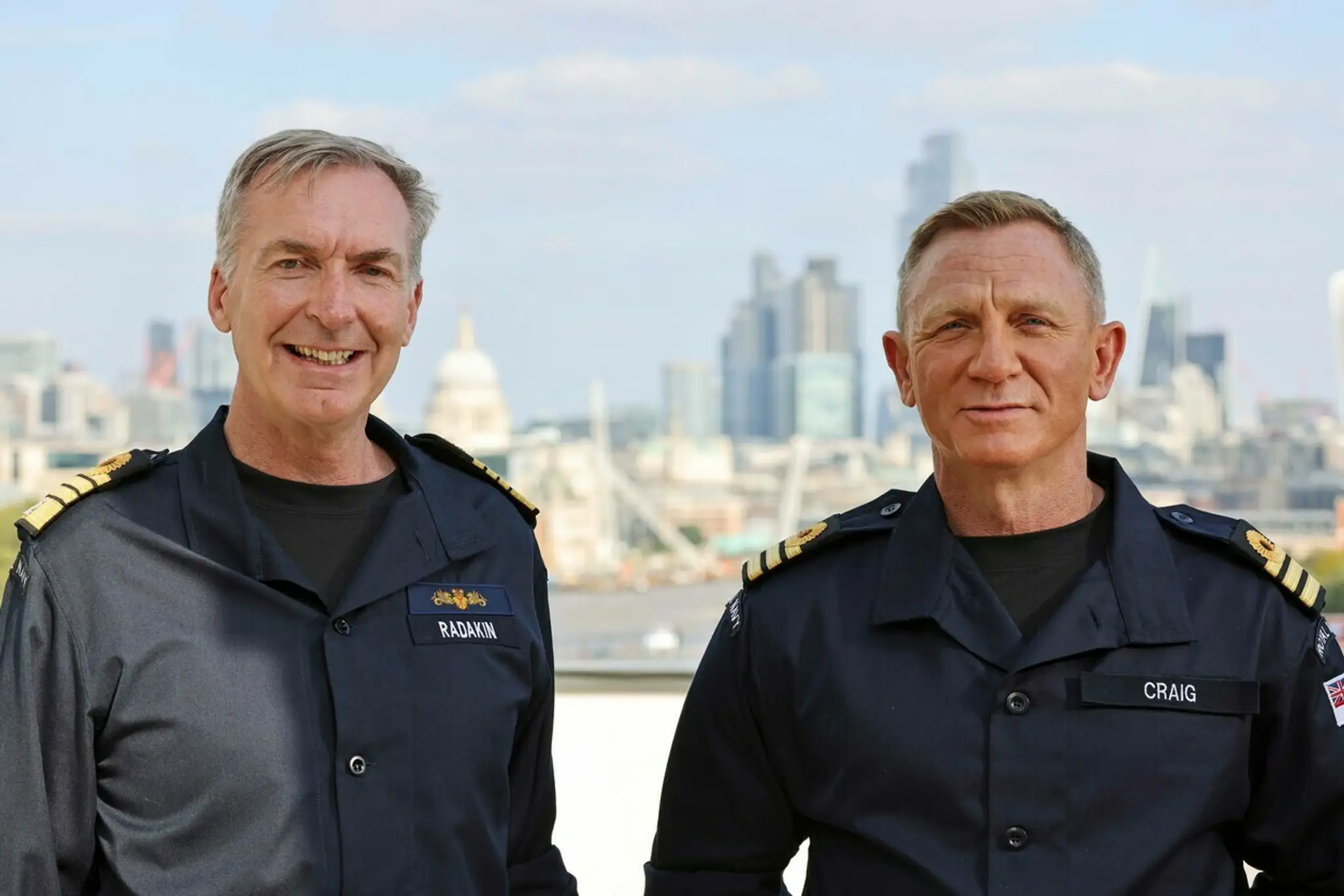 Na snímke admirál Tony Radakin (vľavo) a herec Daniel Craig