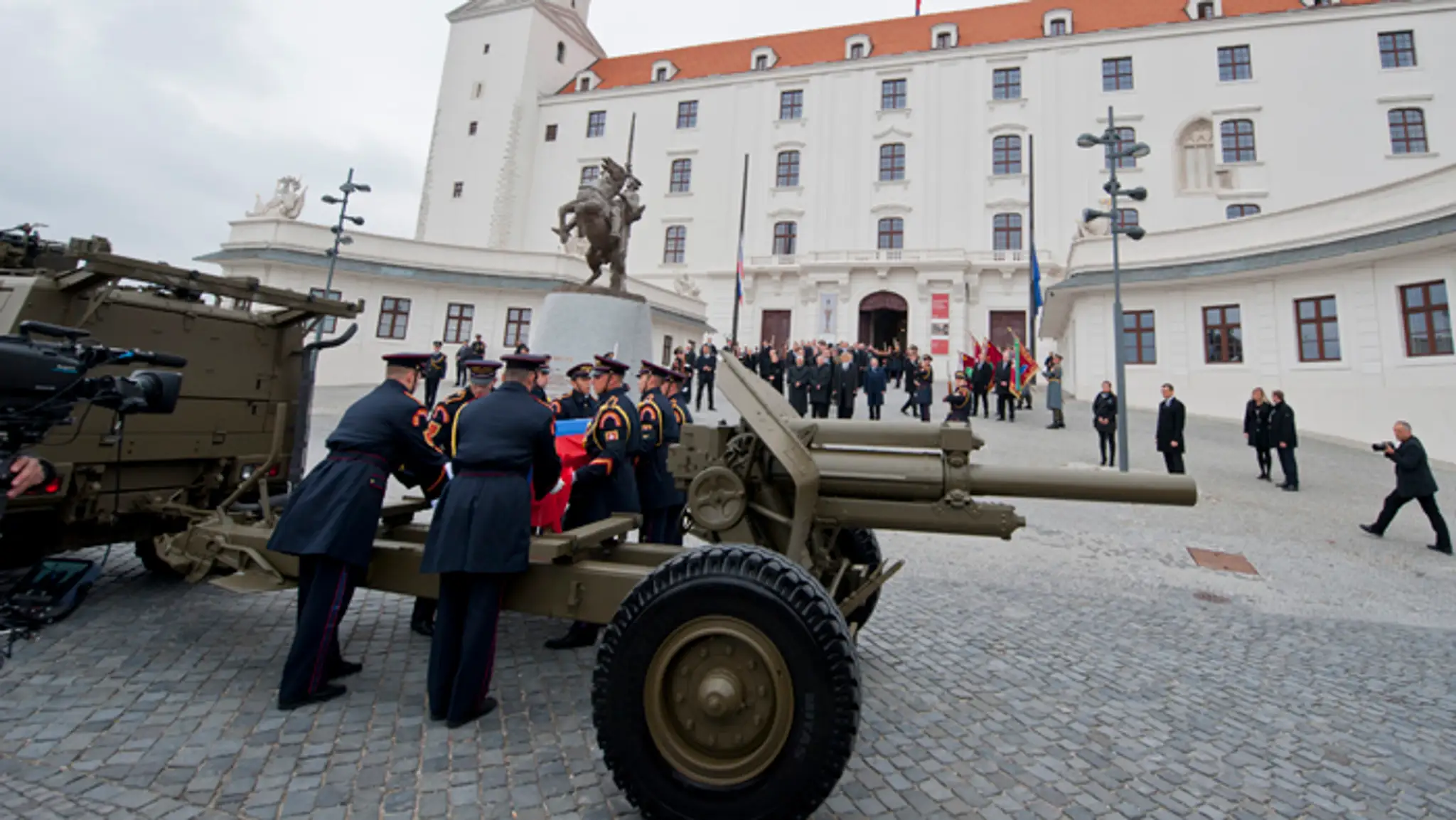 Príslušníci Čestnej stráže prezidenta SR nakladajú rakvu s ostatkami prezidenta Michala Kováča.