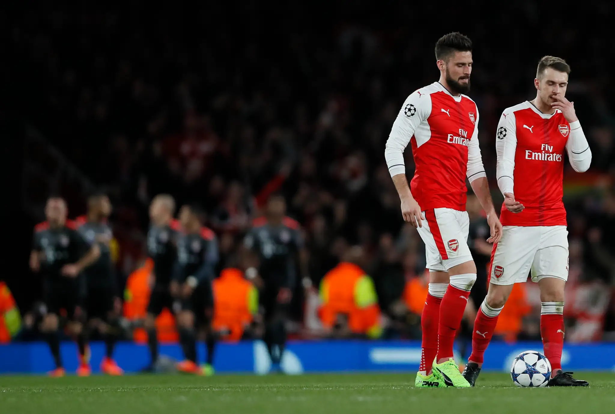 Olivier Giroud (vľavo) a Aaron Ramsey z Arsenalu v osemfinále LM.