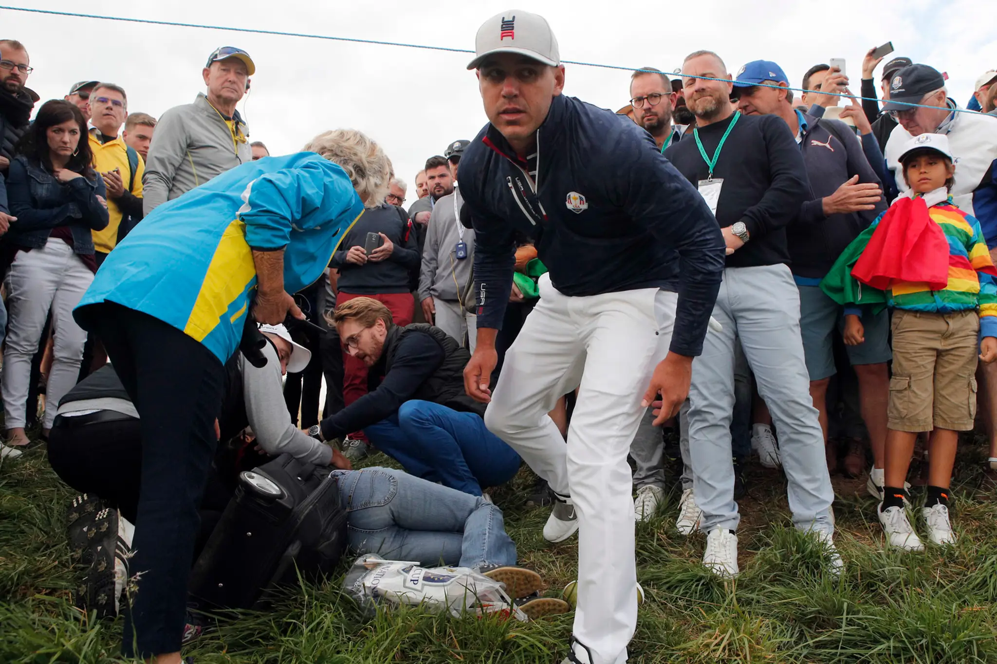 Golfista Brooks Koepka počas toho, keď nechtiac zranil ženu.