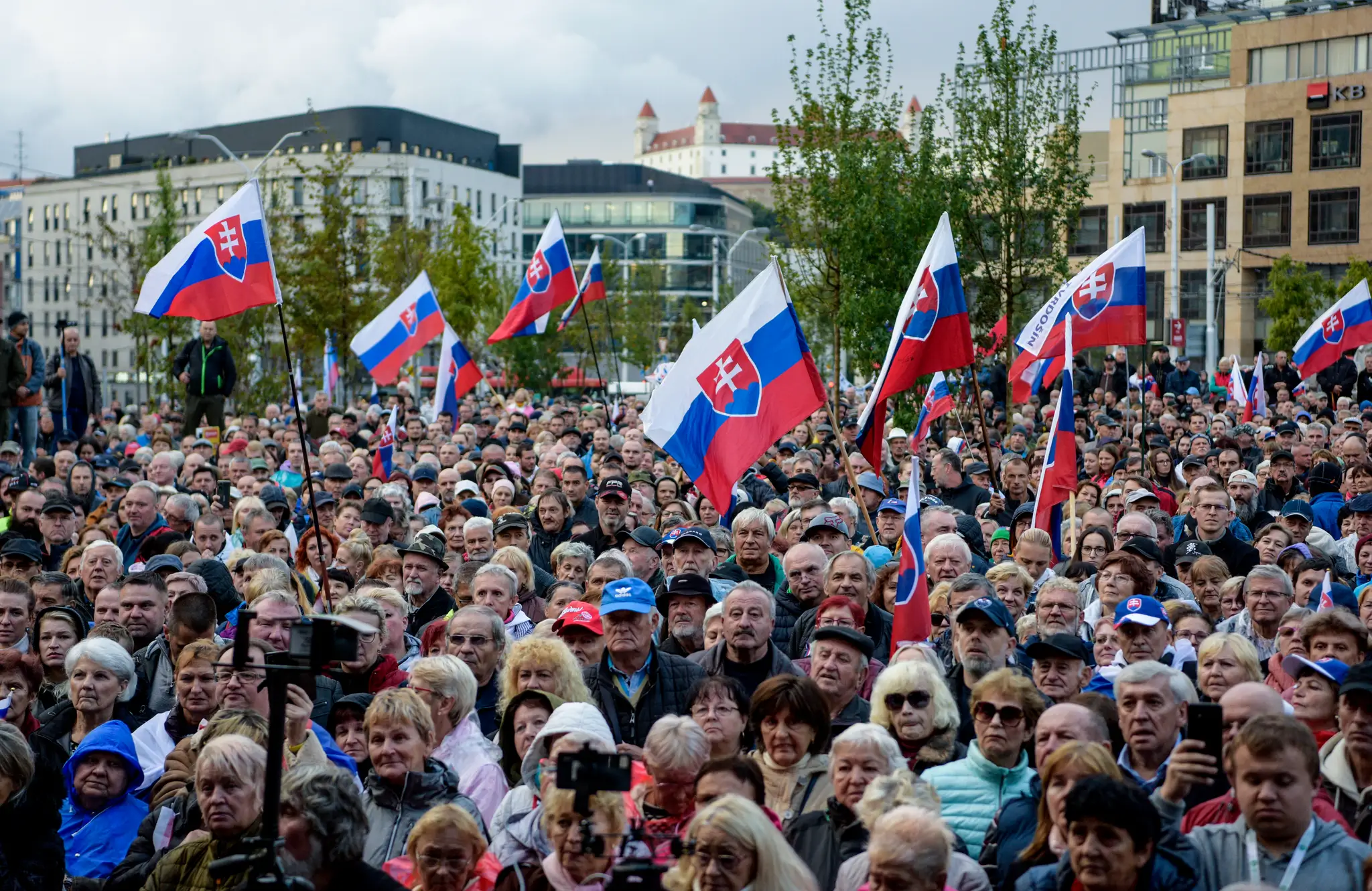 Účastníci protivládneho stretnutia občanov SR na Hodžovom námestí 20. septembra 2022 v Bratislave.