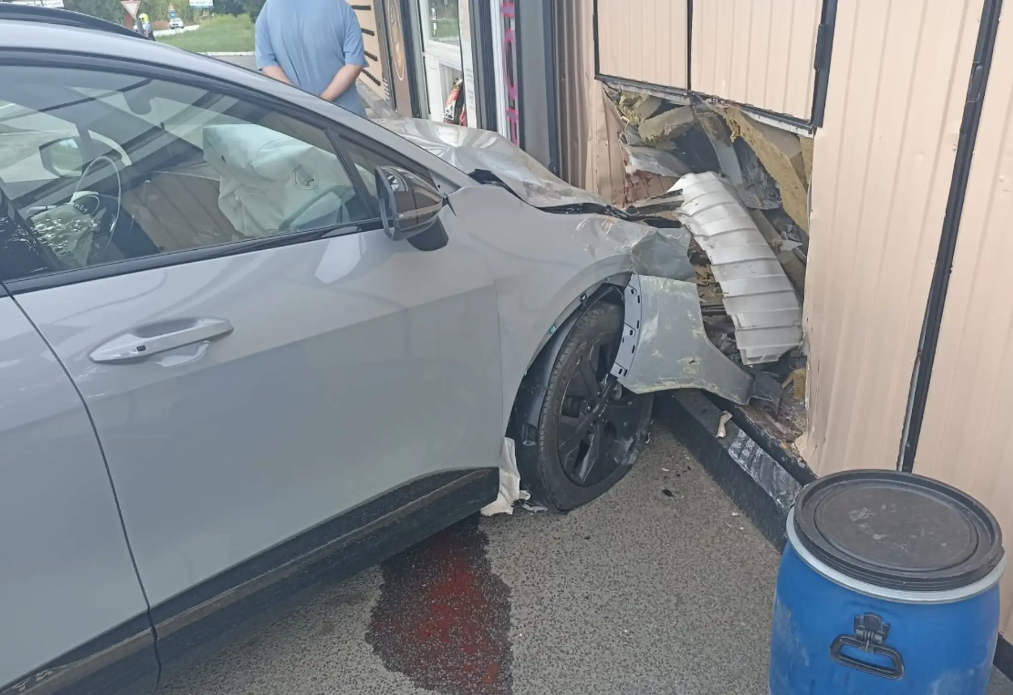 Auto vrazilo do budovy čerpacej stanice v Košiciach.