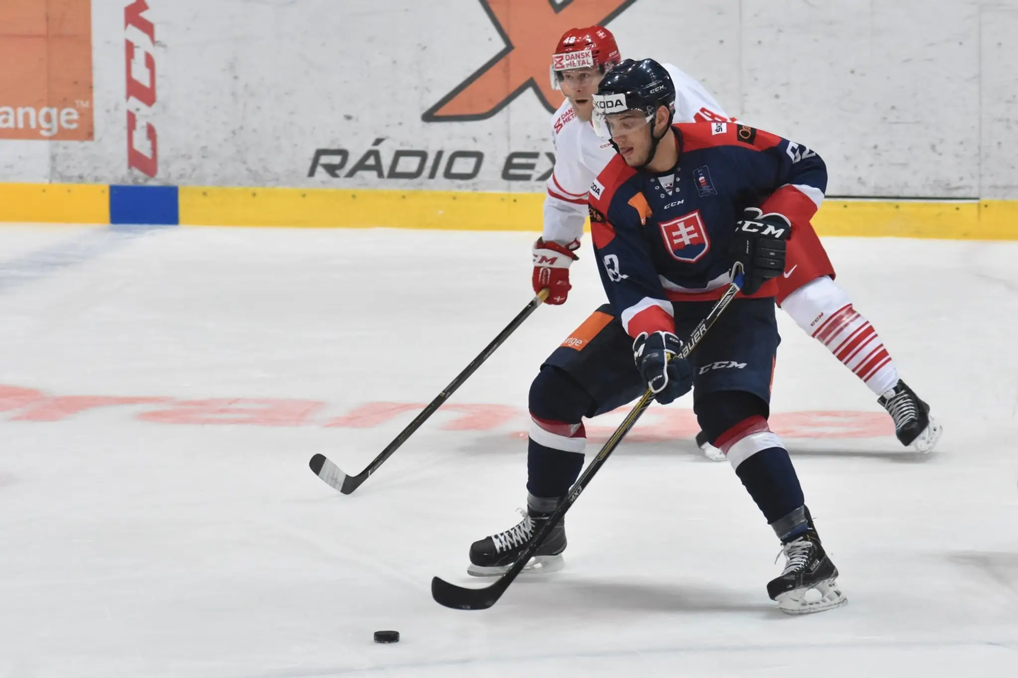 Slovenský obranca Christián Jaroš proti Dánovi Nicolasovi Jensenovi v rámci vzájomného prípravného duelu.