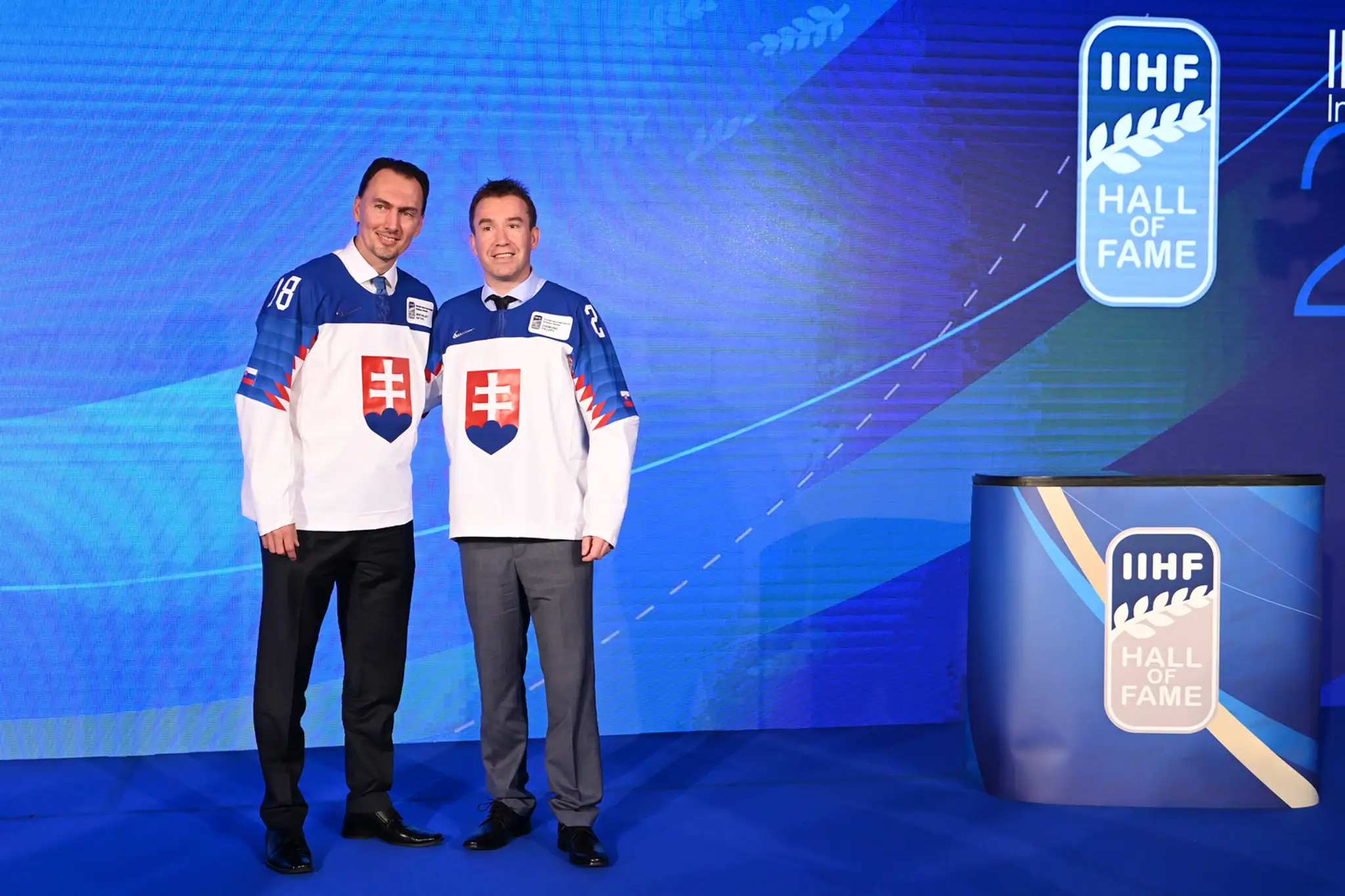 Zľava Fín Jere Sallinen a Kanaďan Thomas Chabot v súboji vo finále na MS 2019.