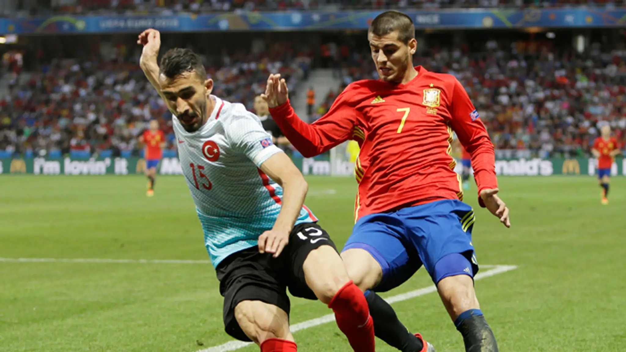 Španielsky futbalista Alvaro Morata (vpravo) a Mehmet Topal z Turecka.
