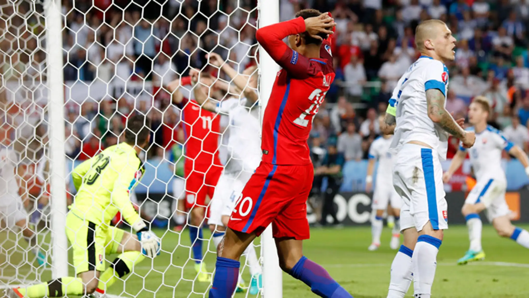 Dele Alli (Anglicko) sa chytá za hlavu po tom, ako neprekonal Matúša Kozáčika, vpravo Martin Škrtel.