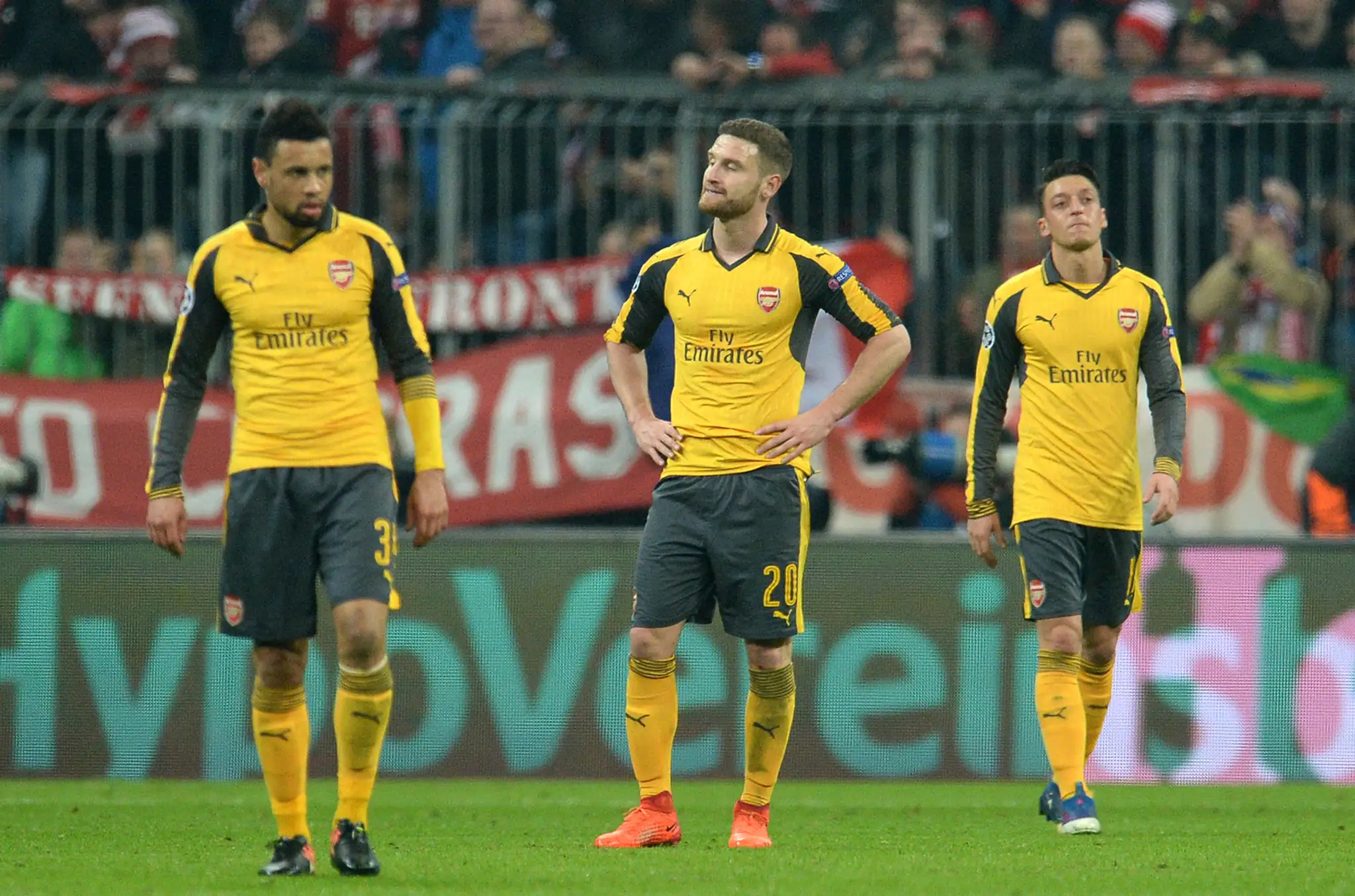 Sklamaná trojica hráčov Arsenalu po osemfinále LM proti Bayernu, zľava Francis Coquelin, Shkodran Mustafi a Mesut Özil.