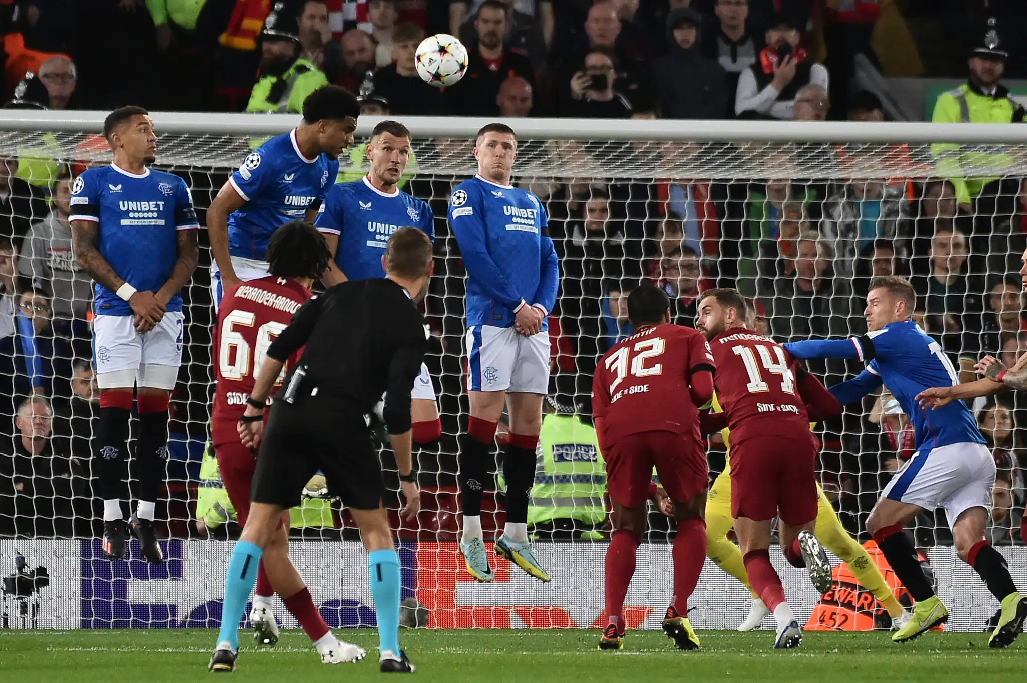 Trent Alexander-Arnold z Liverpoolu oslavuje gól v Lige majstrov proti Glasgowu Rangers.