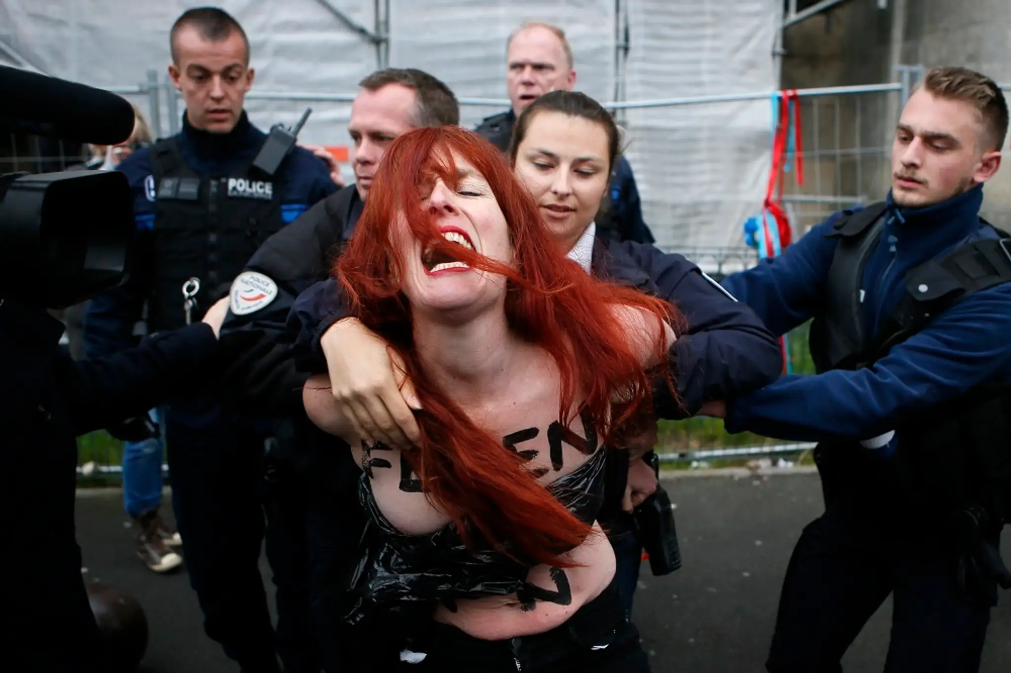 Aktivistku hnutia Femen zatkla polícia pred jednou z volebných miestností.