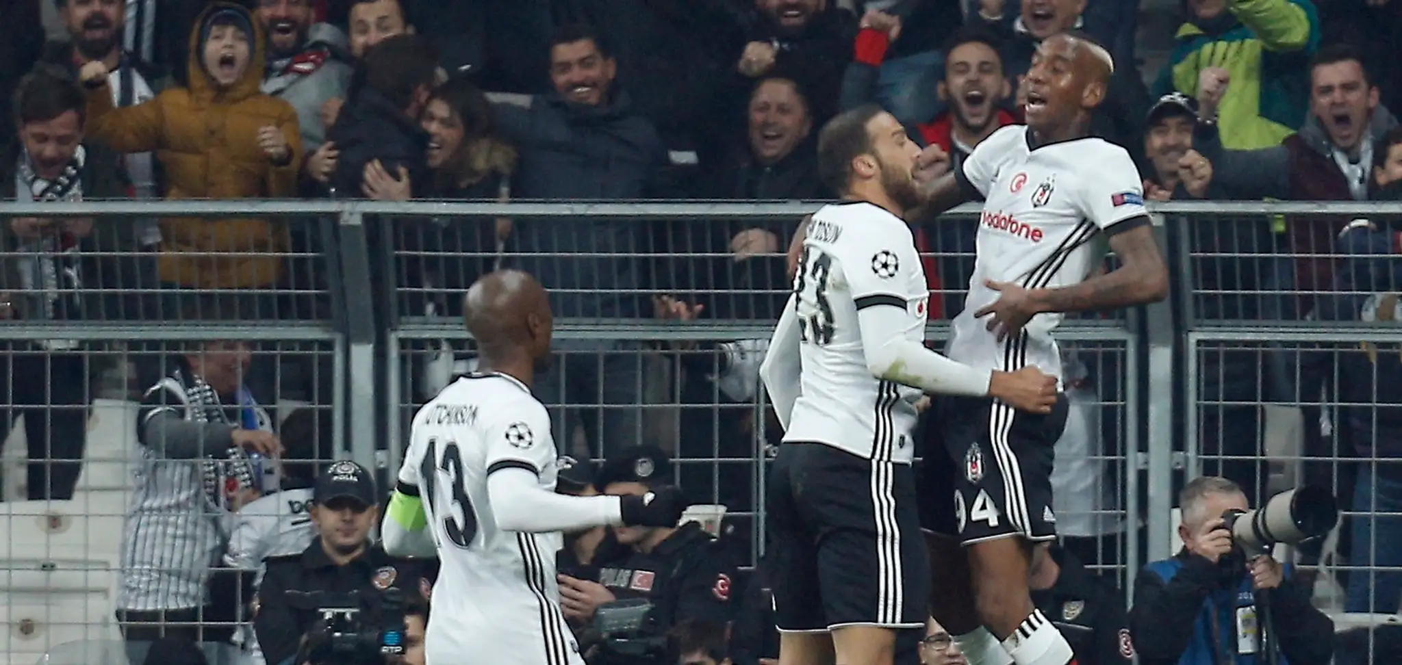 Talisca (vpravo) z Besiktasu sa teší z gólu v dueli LM proti Portu.