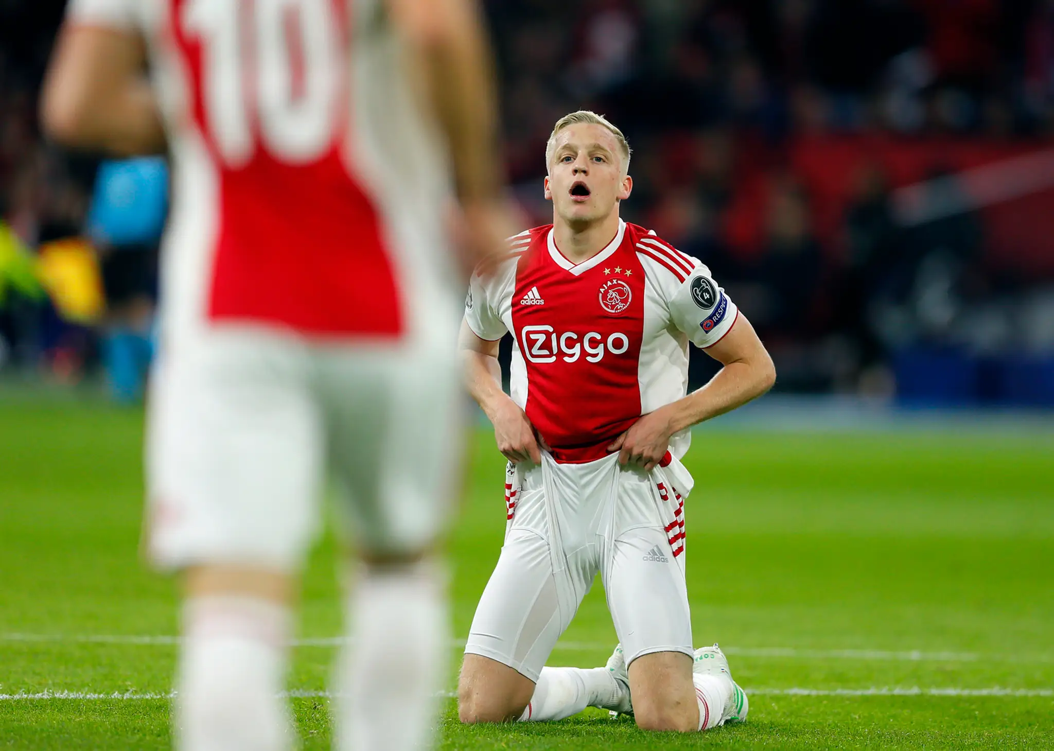 Zľava Alex Sandro z Juventusu Turín a Hakim Ziyech z Ajaxu Amsterdam bojujú o loptu v prvom štvrťfinále LM.