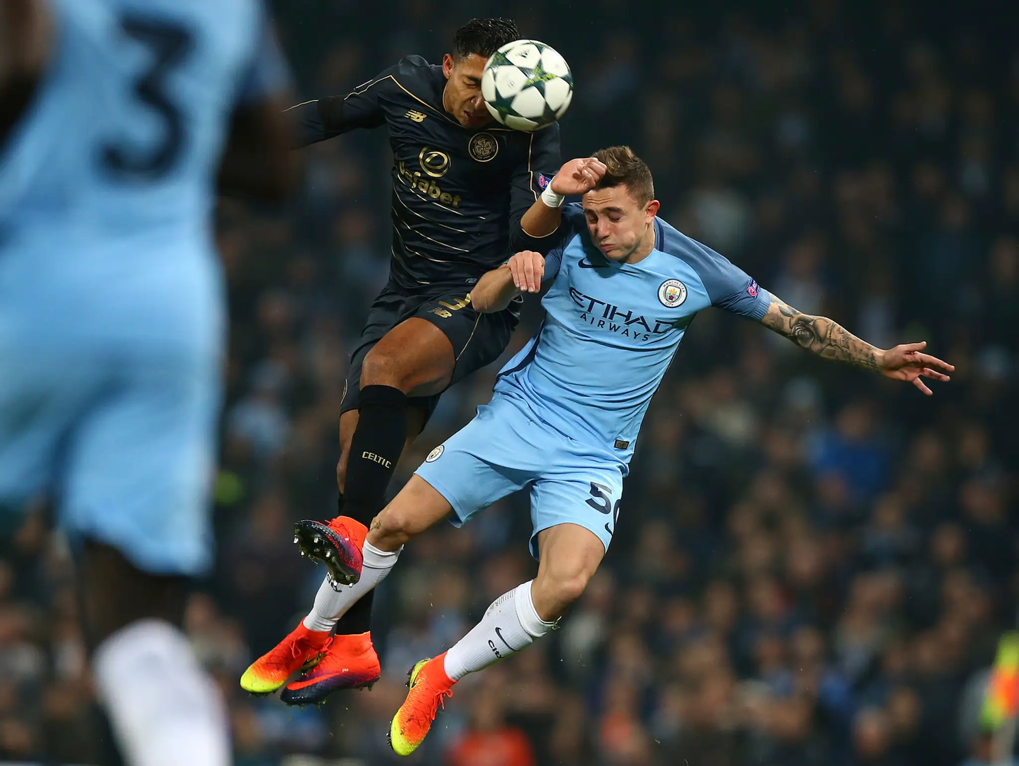 V hlavičkovom súboji v rámci duelu LM Emilio Izaguirre (vľavo) zo Celticu a Pablo Maffeo z Man City.