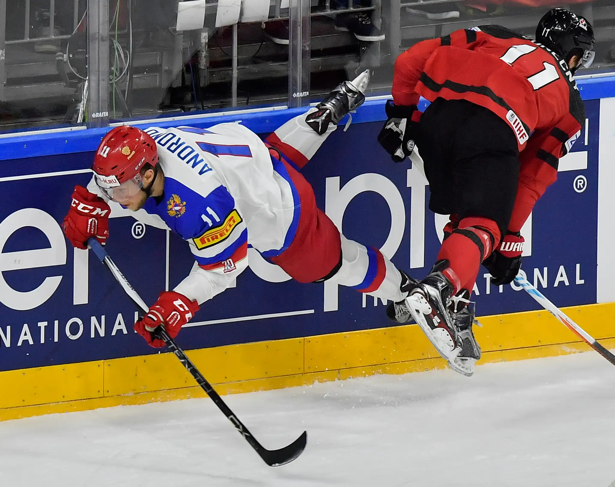 V ostrom súboji Rus Sergej Andronov (vľavo) a Travis Konecny z Kanady v semifinále MS 2017.