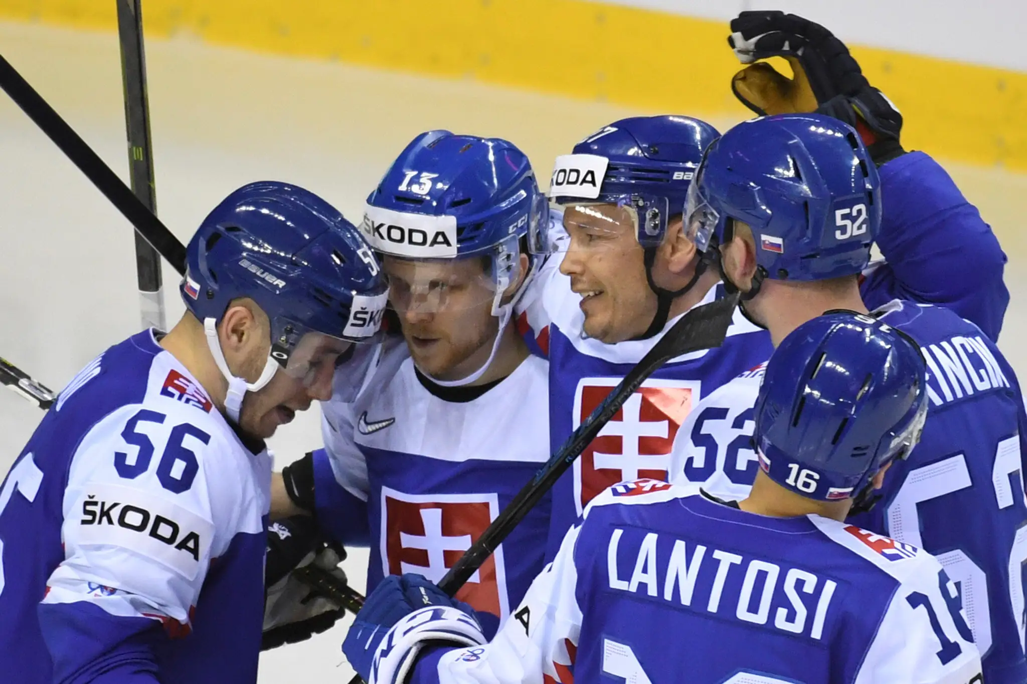 Kanadskí hokejisti sa tešia z gólu proti Slovensku na MS 2019.