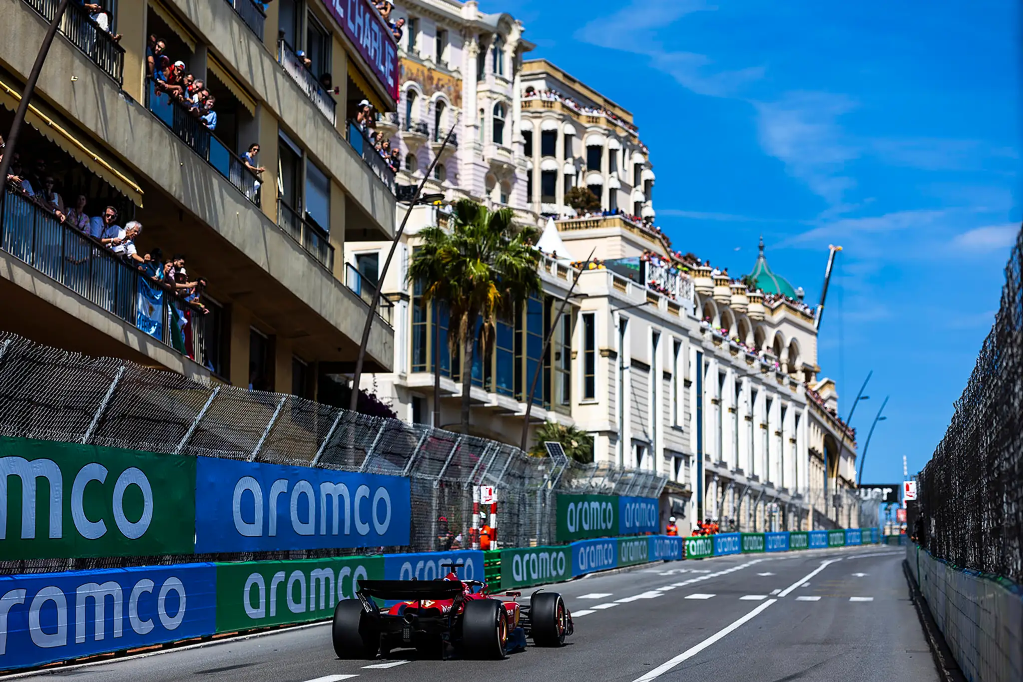 Charles Leclerc na Ferrari nechal za sebou všetkých konkurentov.
