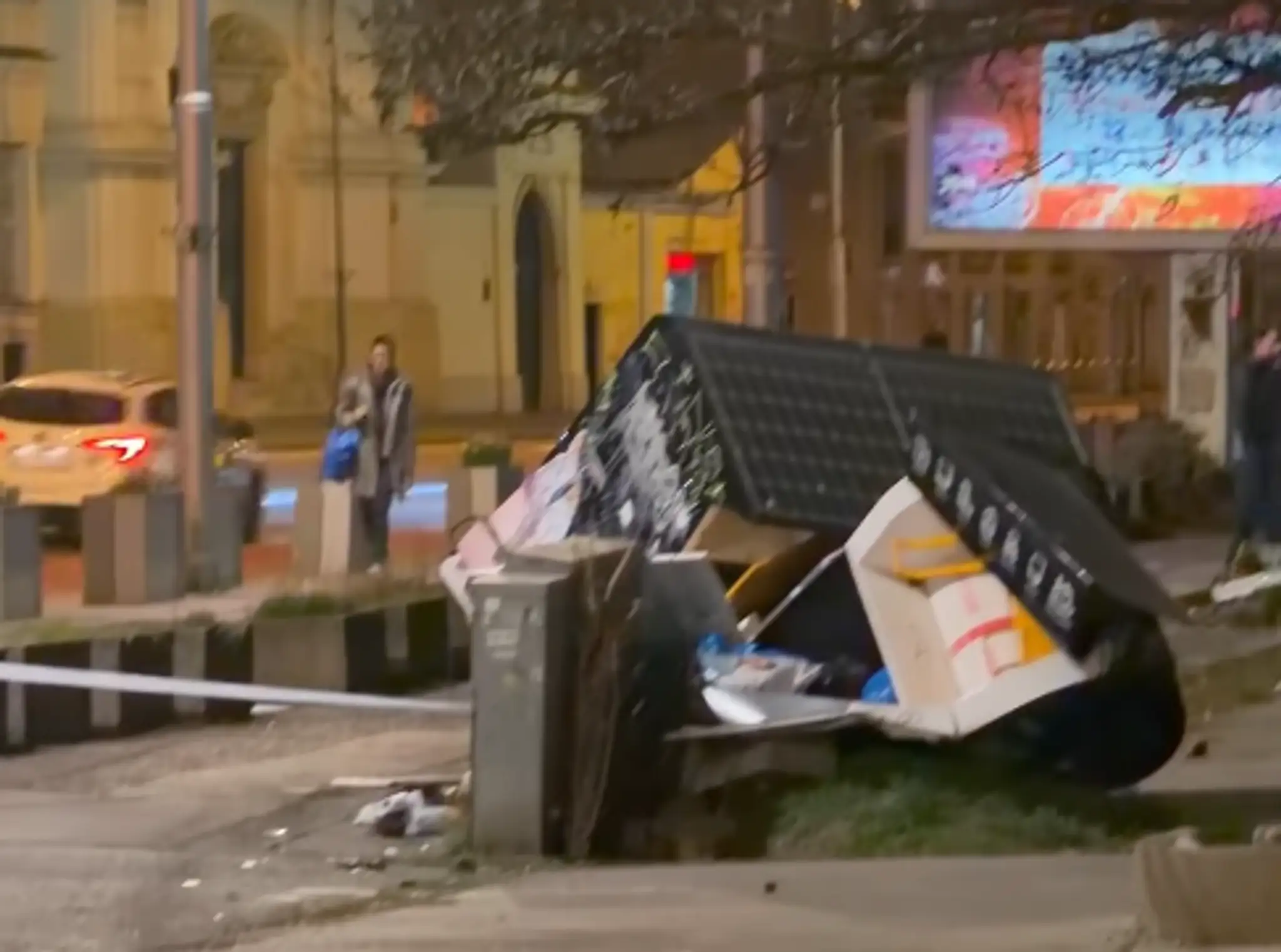 Unikajúce auto v centre Bratislavy demolovalo všetko, čo mu prišlo do cesty.