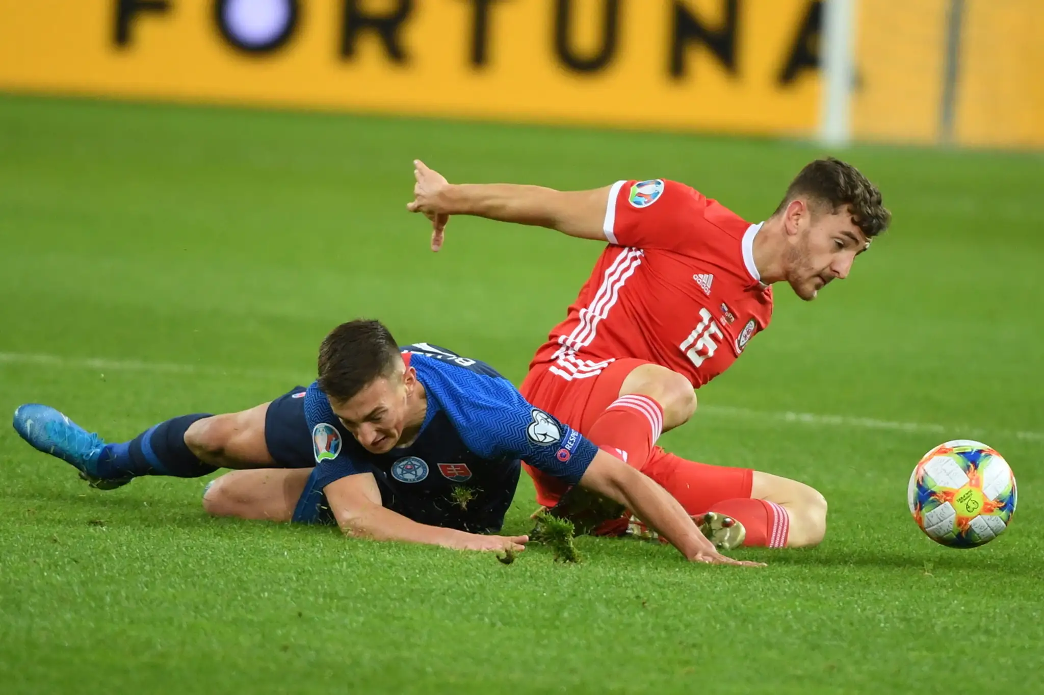 Walesan Kiefer Moore oslavuje gól v kvalifikácii EURO 2020 na Slovensku.