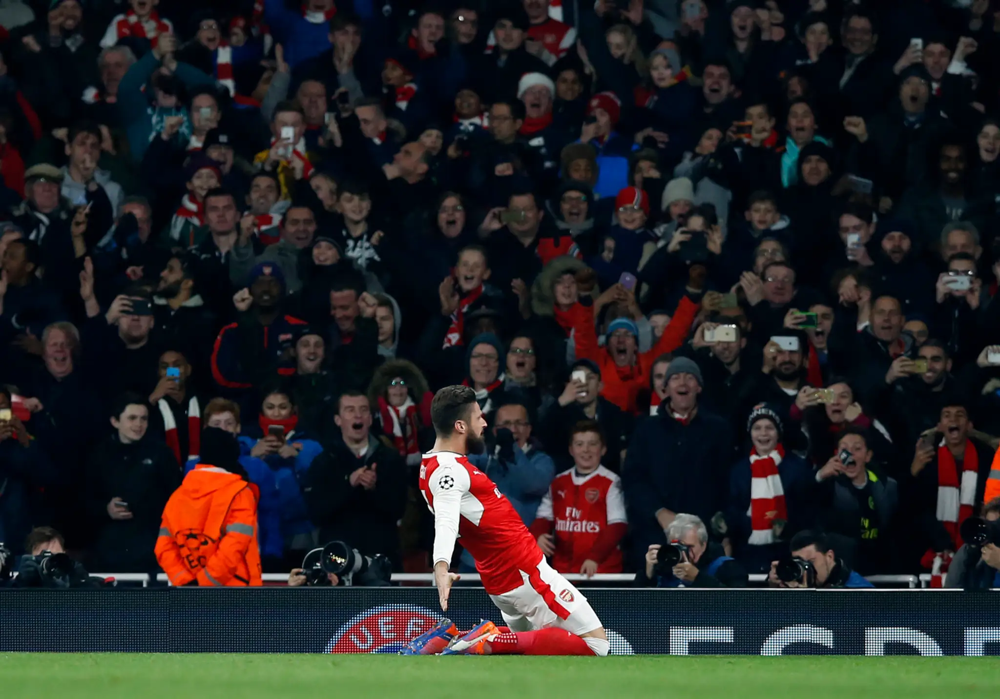 Útočník Arsenalu Olivier Giroud sa raduje z gólu do siete PSG v dueli LM.