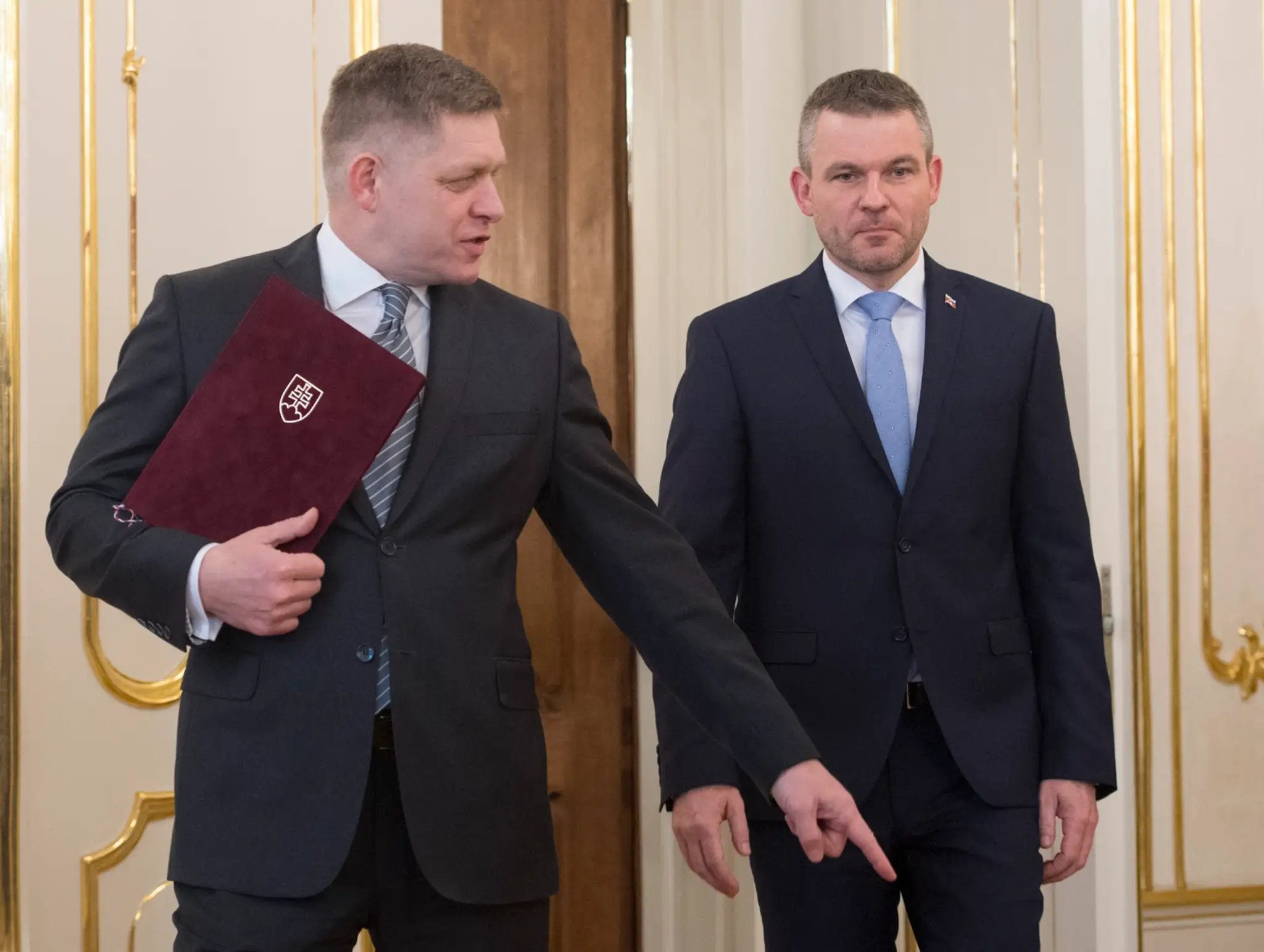Odstupujúci premiér Robert Fico (vľavo) a Peter Pellegrini
