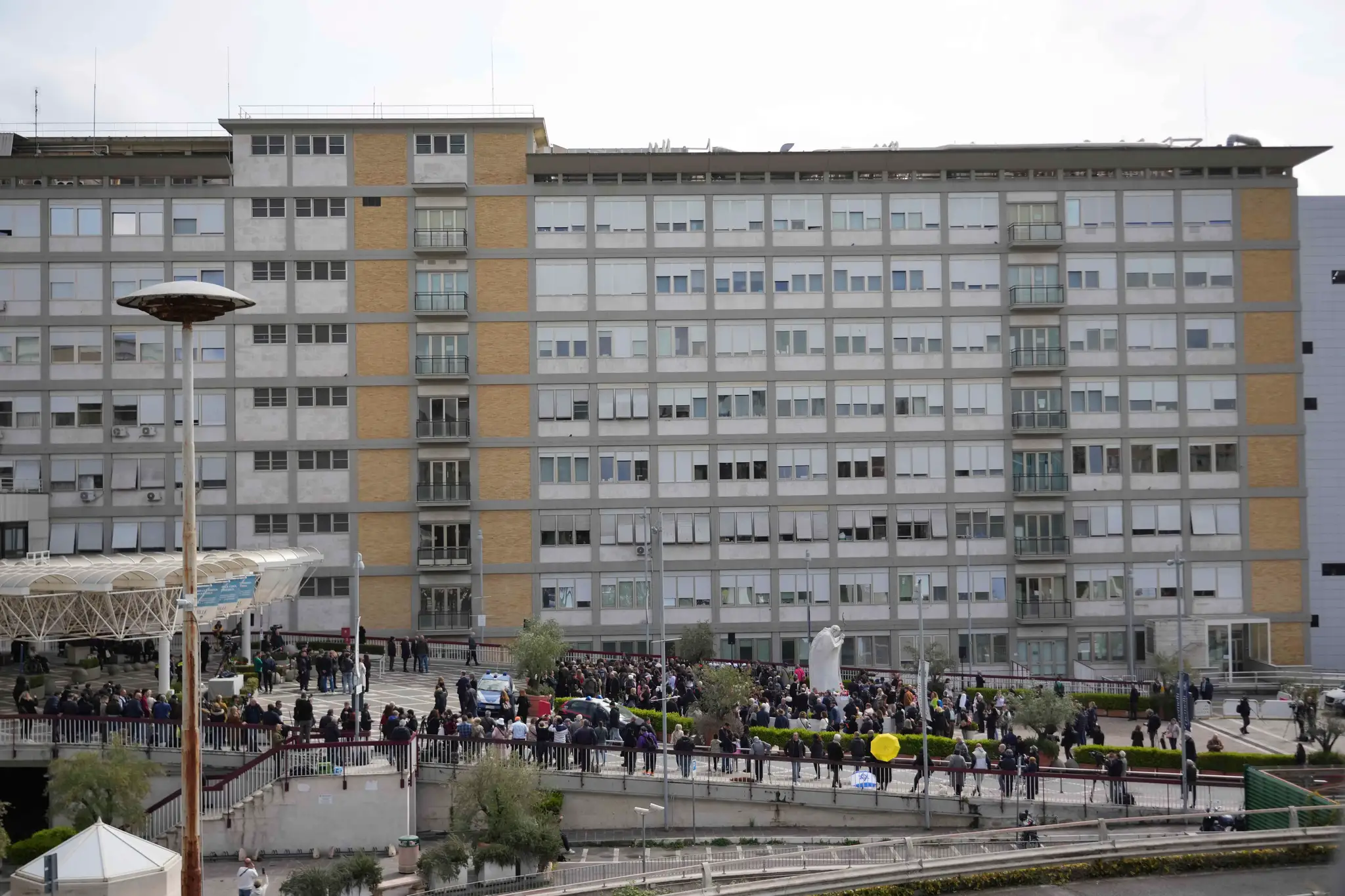 Františka hospitalizovali v Gemelliho nemocnici v Ríme 14. februára