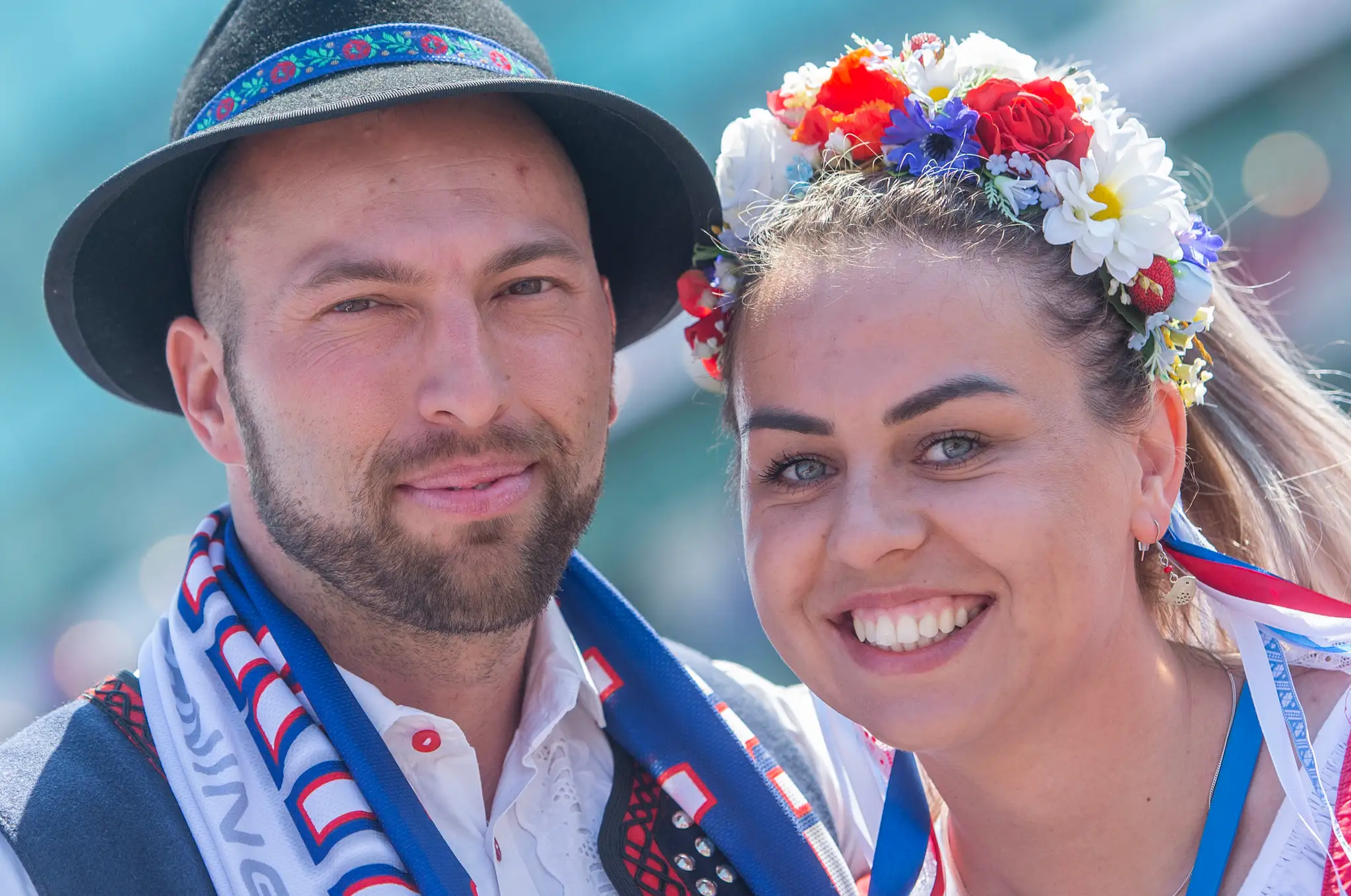 Na snímke slovenskí a českí fanúšikovia pózujú pred Riga Arénou pred zápasom základnej B-skupiny.