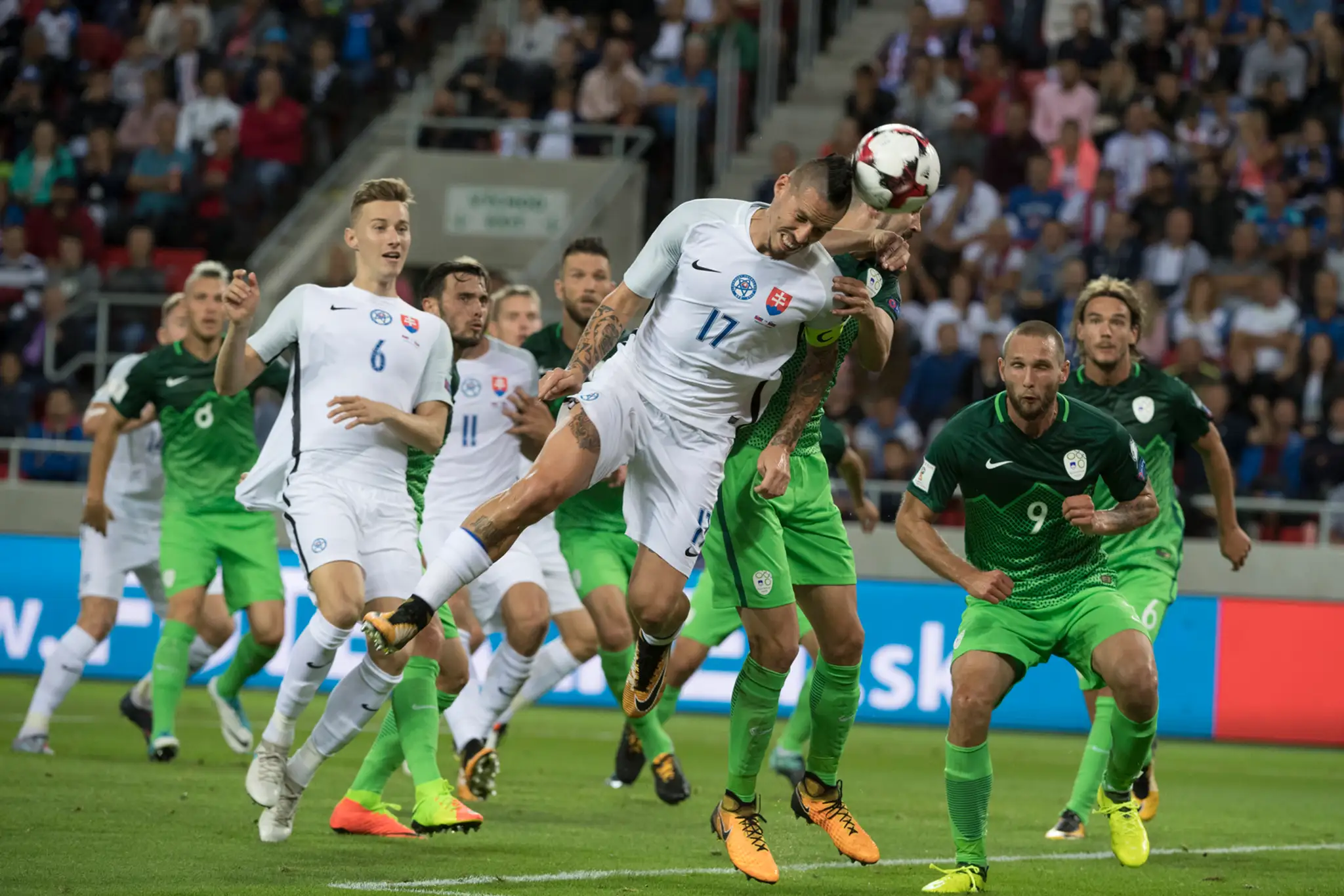 Marek Hamšík hlavičkuje na slovinskú bránku v dueli kvalifikácie MS.