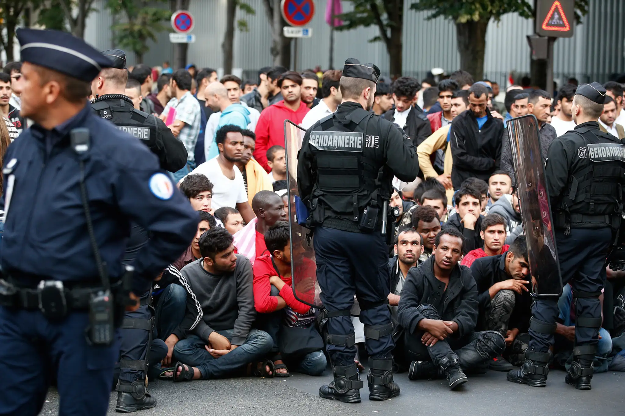 Francúzska polícia vysťahovala niekoľko stoviek migrantov, ktorí si bez povolenia postavili stanový tábor.