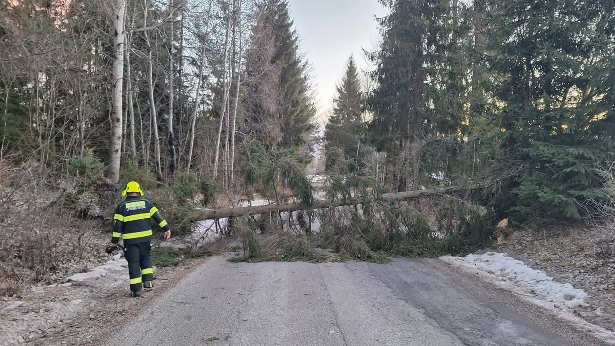 Odstraňovanie následkov silného vetra pri Liptovskej Tepličke.