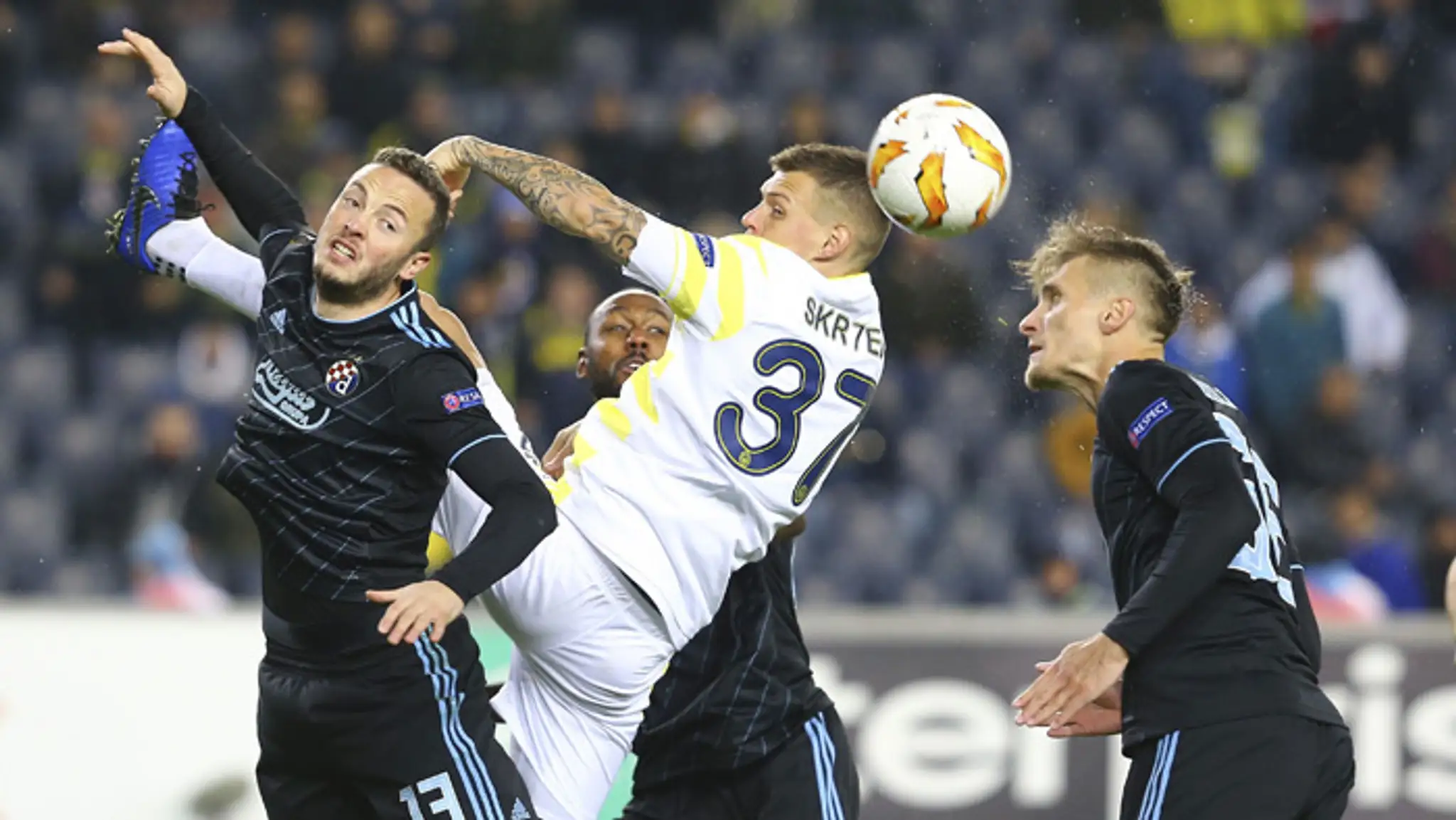 Martin Škrtel (37) z Fenerbahce Istanbul a Rrahmani Amir z Dinama Záhreb.