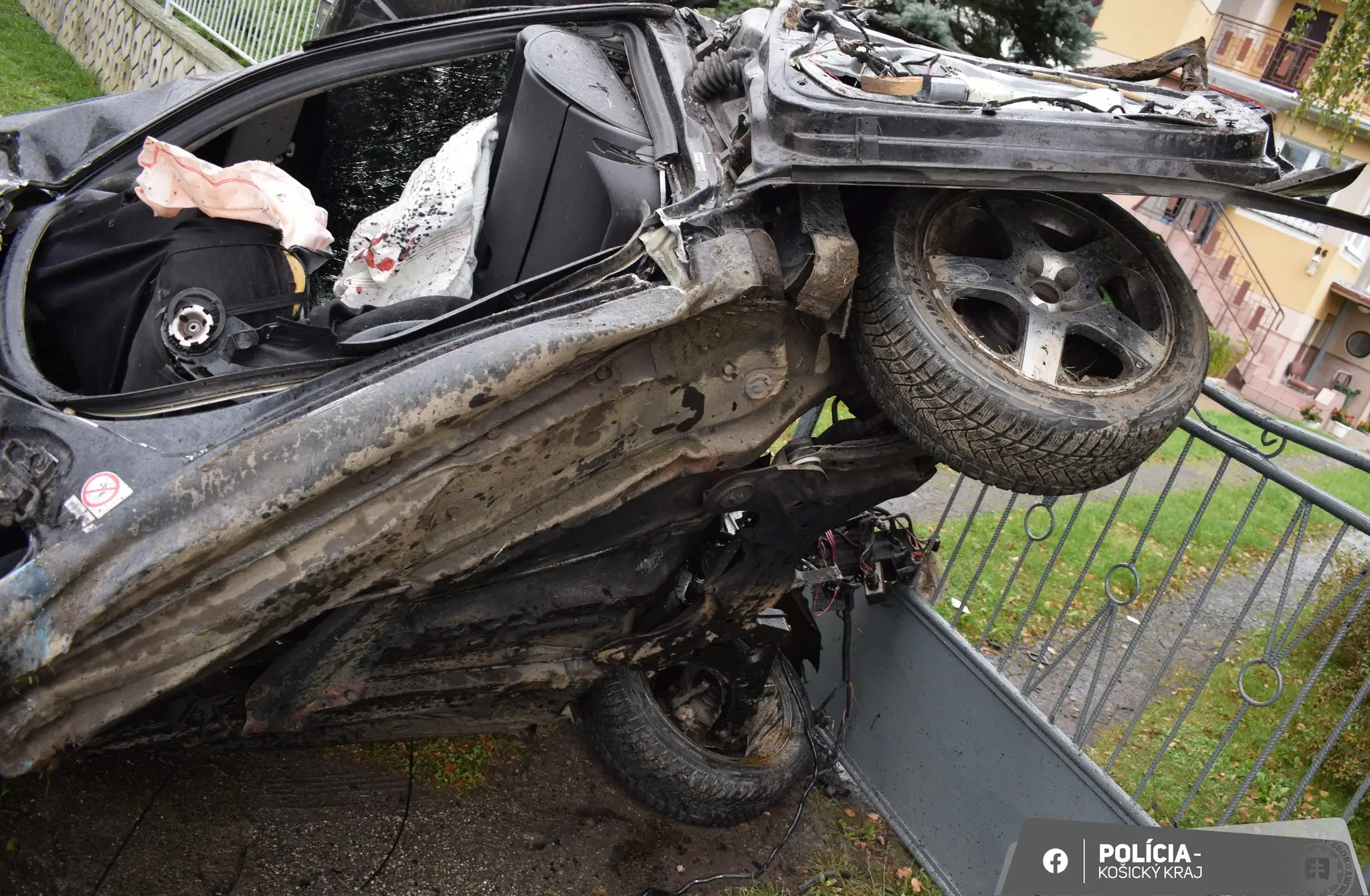 Auto pri nehode roztrhlo na polovicu