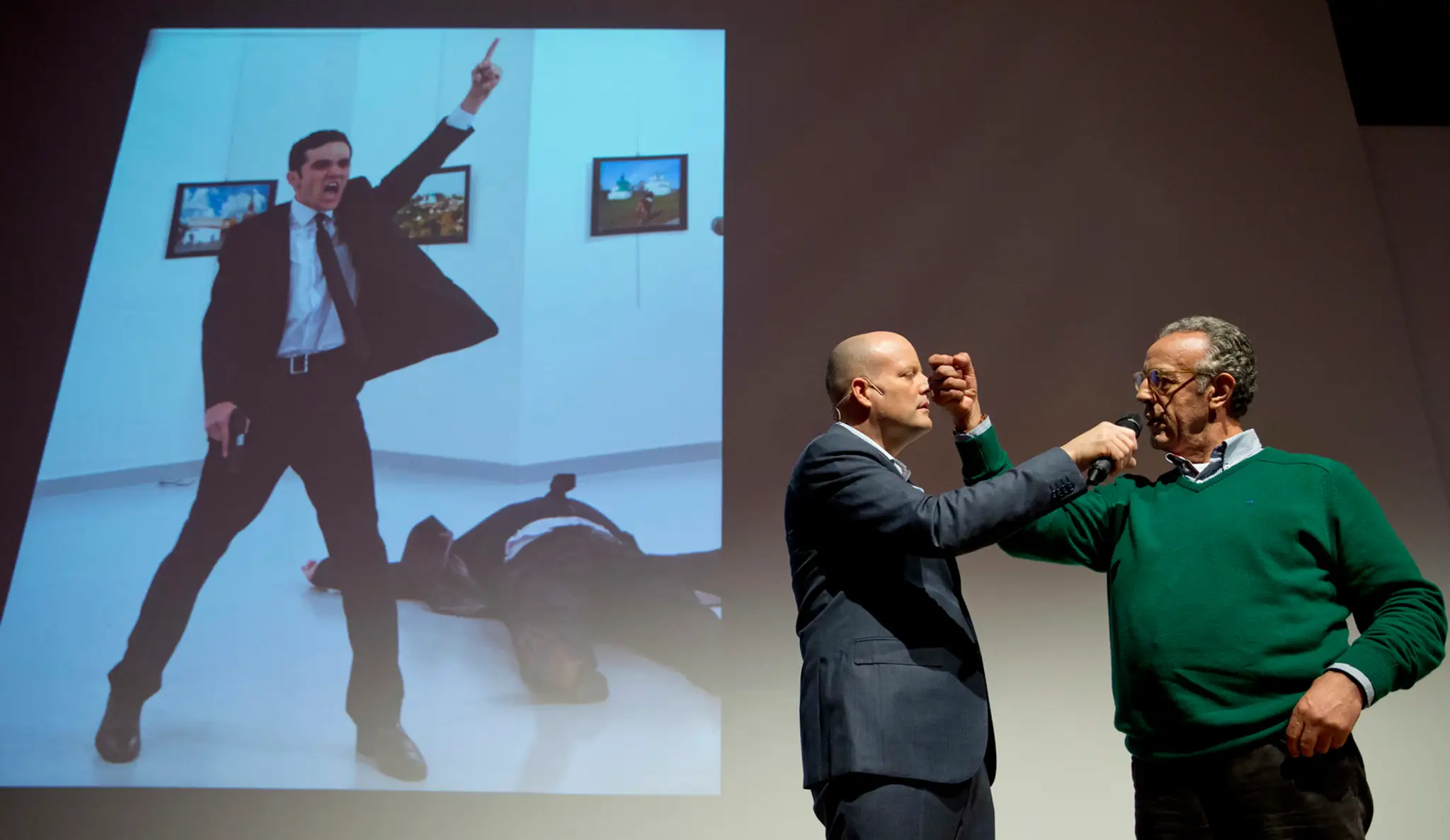 Fotograf Burhan Ozbilici počas rozhovoru s Larsom Boeringom, šéfom World press photo.