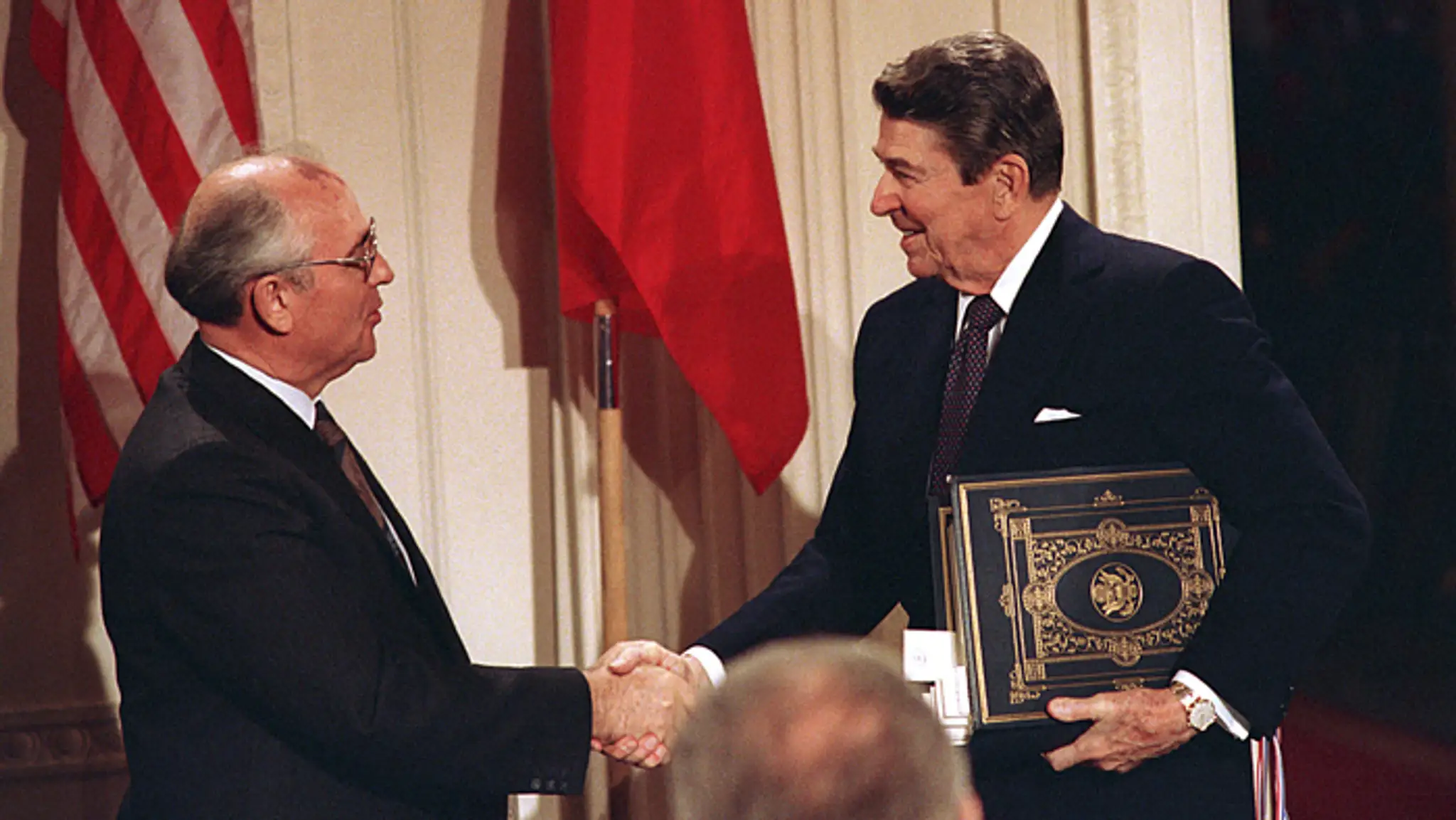 Na snímke z 8. decembra 1987 Ronald Regan a Michail Gorbačov po podpise Zmluvy o likvidácii rakiet stredného a krátkeho doletu.