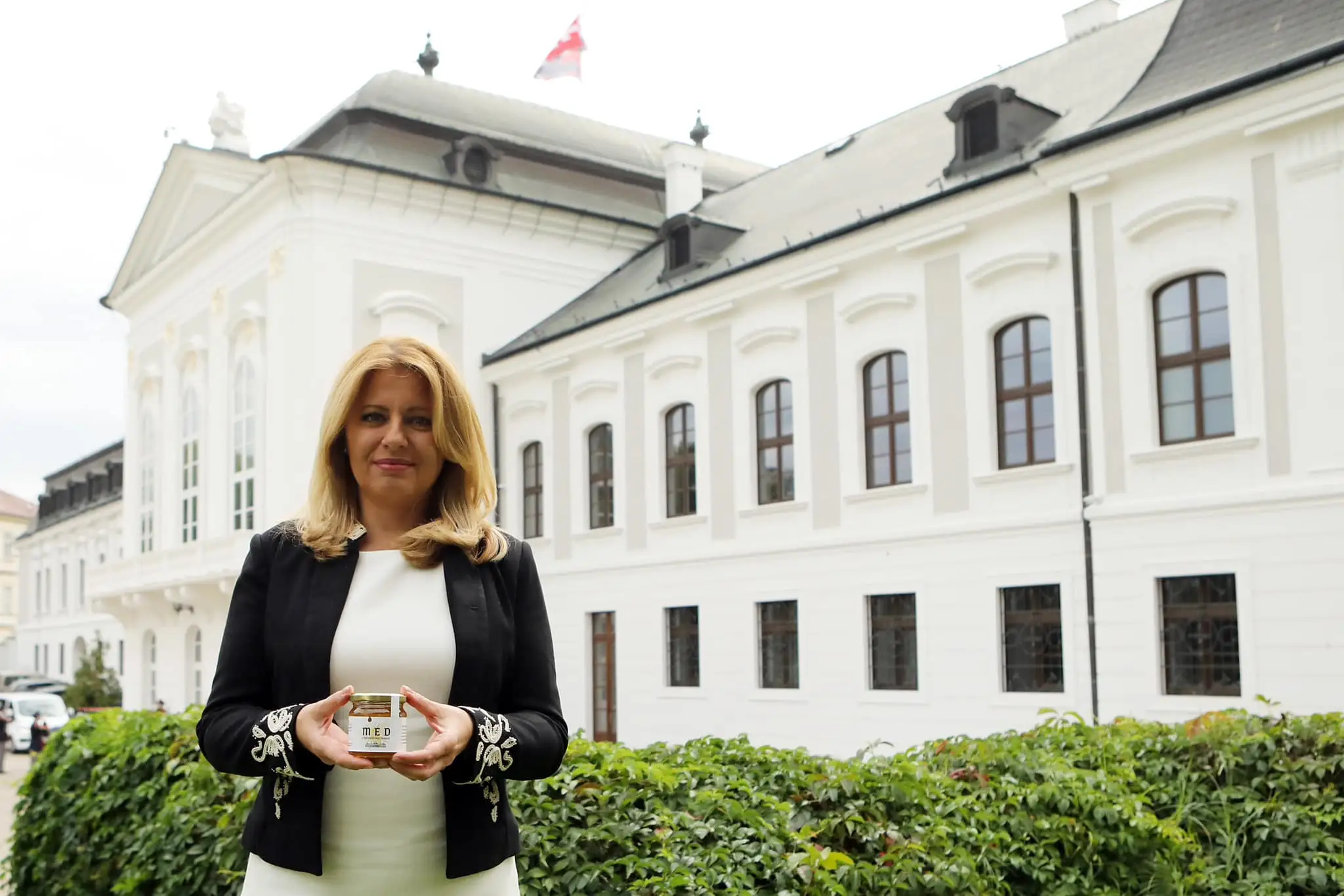 Na snímke je prezidentka Zuzana Čaputová s medom pred prezidentským palácom.